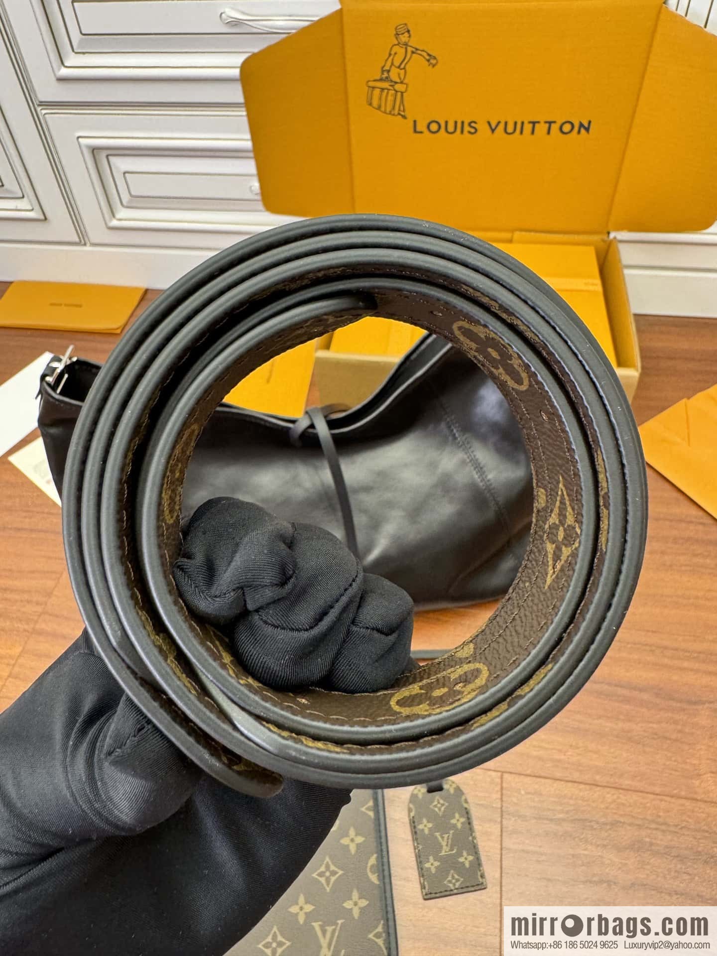 LV M25143 New CARRYALL DARK medium handbag of the season