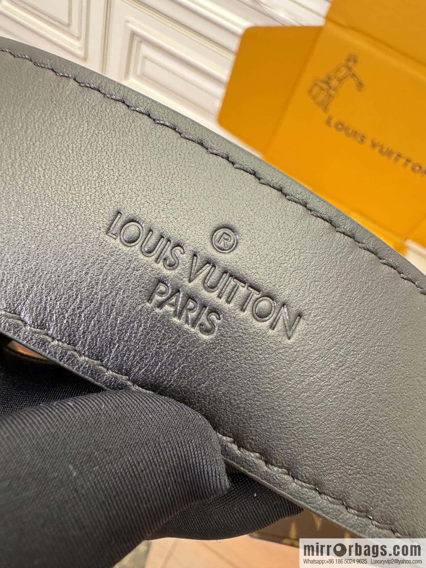 LV M25143 New CARRYALL DARK medium handbag of the season