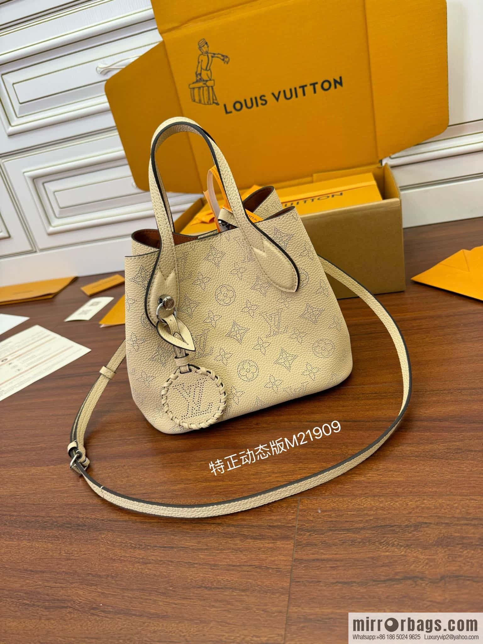 LV M21909 BLOSSOM Small handbag