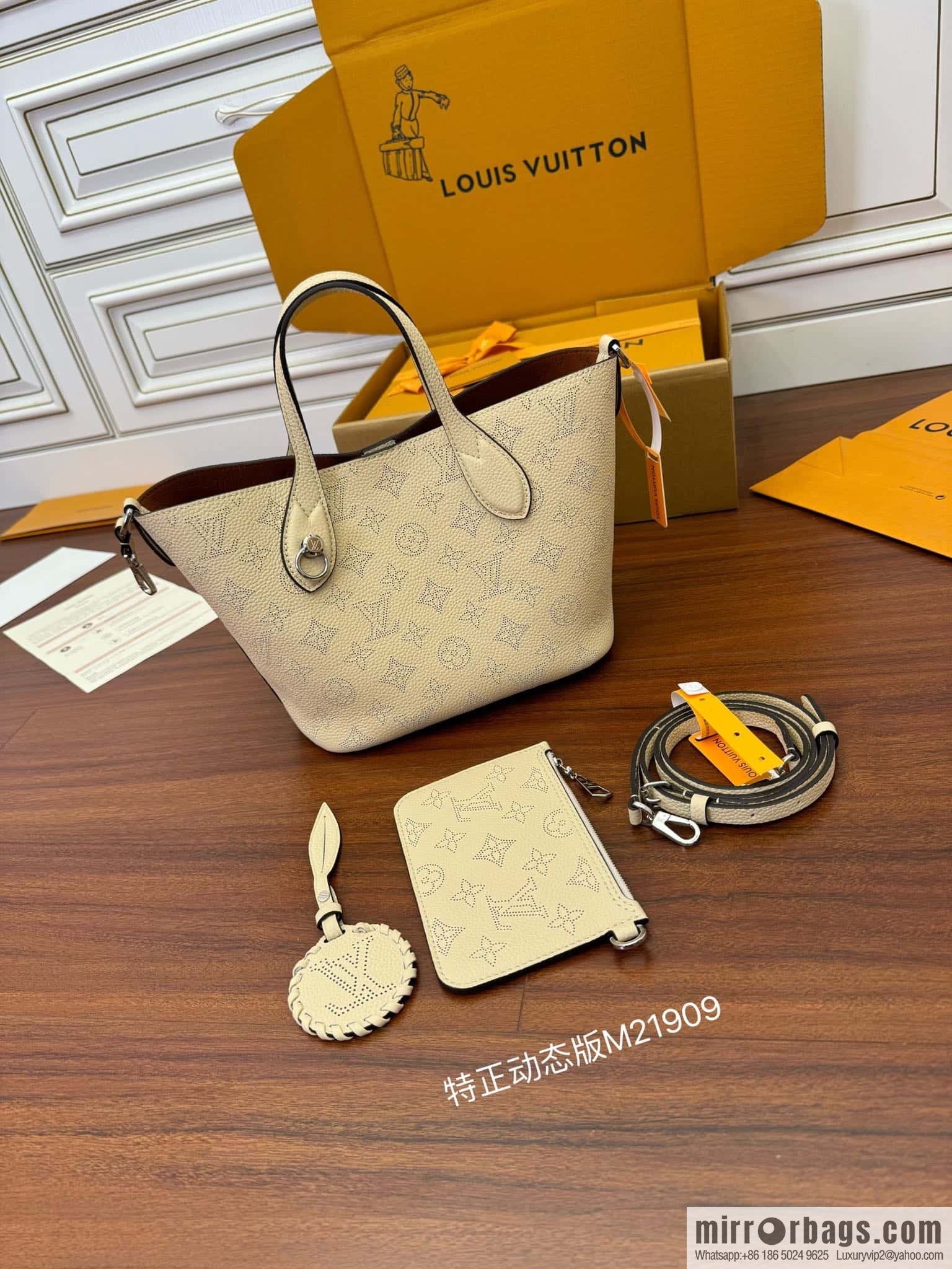 LV M21909 BLOSSOM Small handbag