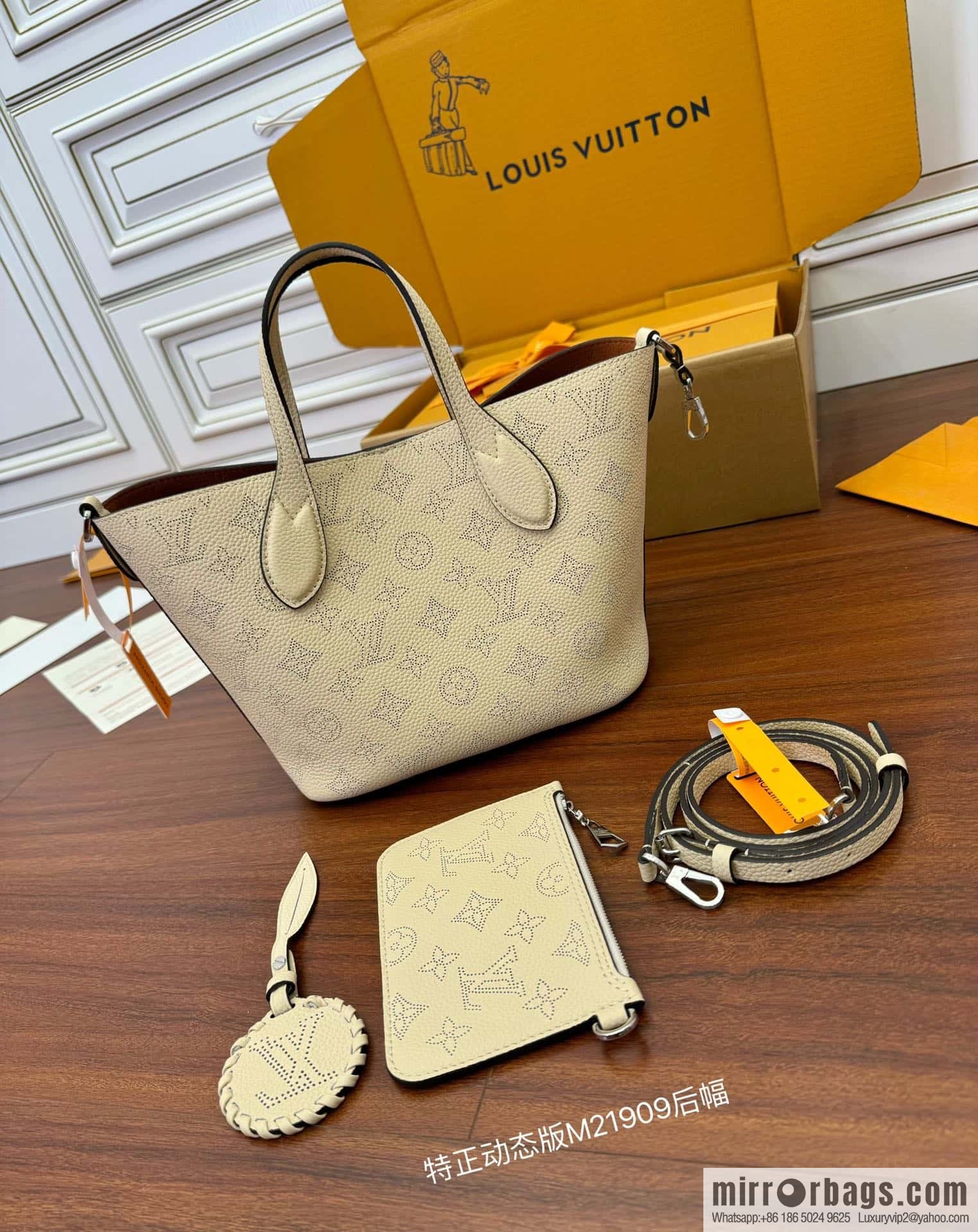 LV M21909 BLOSSOM Small handbag