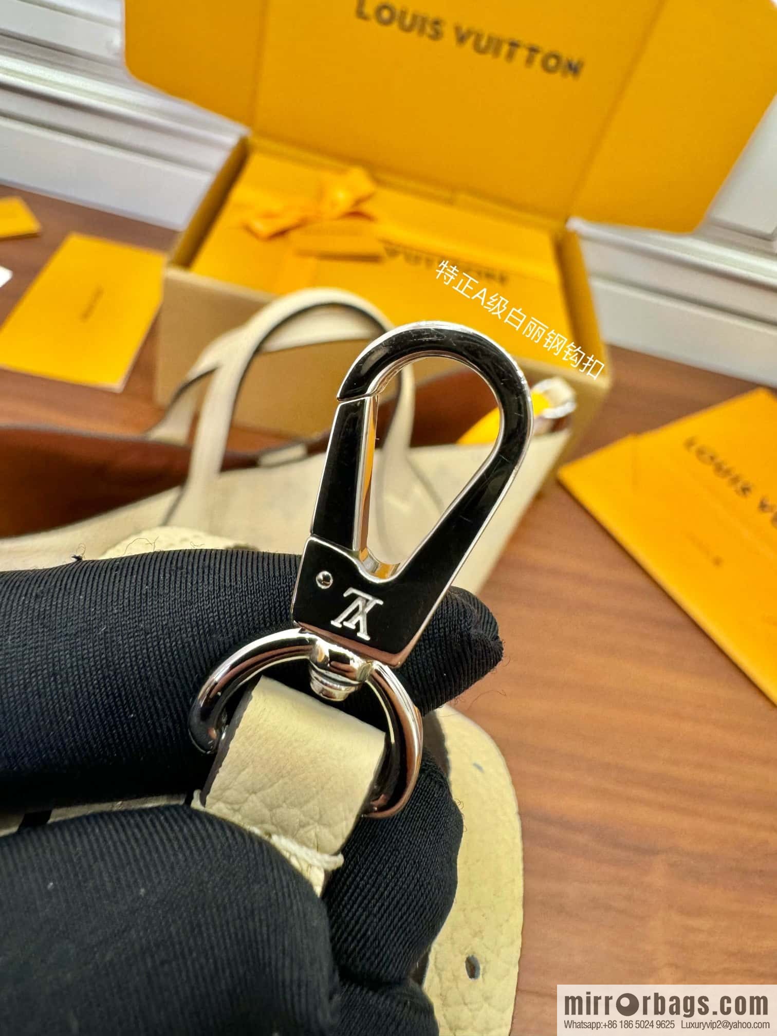 LV M21909 BLOSSOM Small handbag