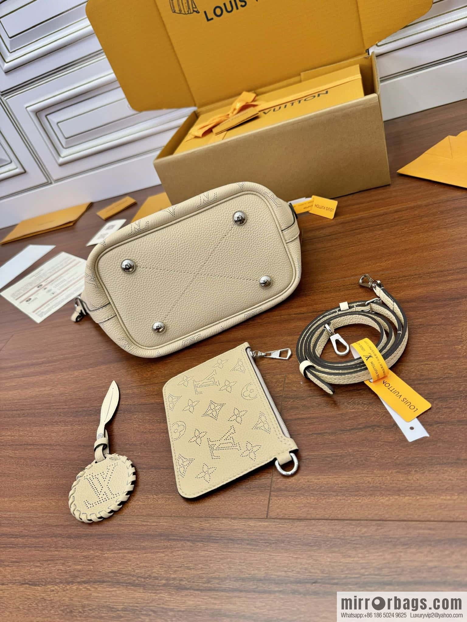 LV M21909 BLOSSOM Small handbag