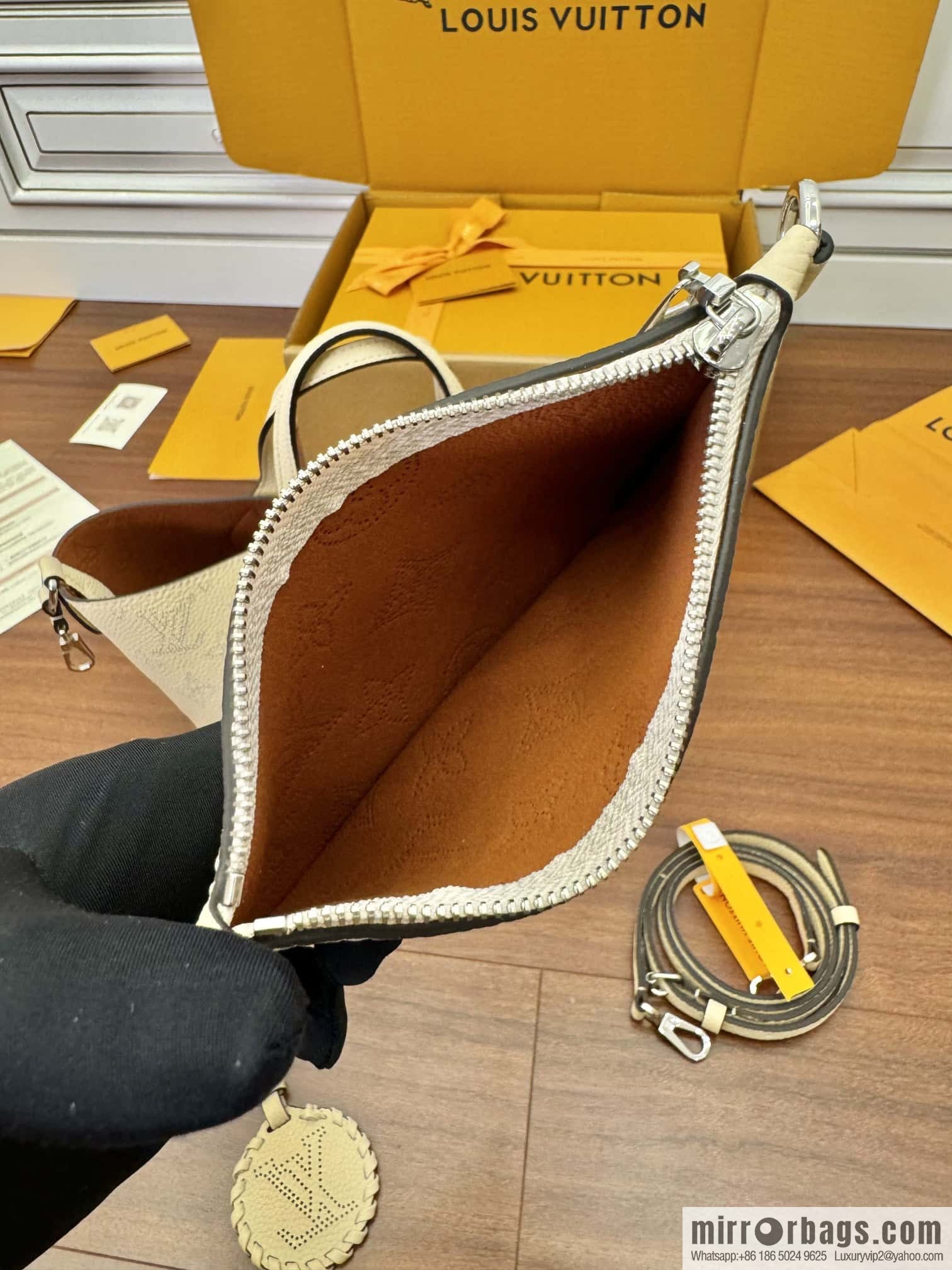 LV M21909 BLOSSOM Small handbag