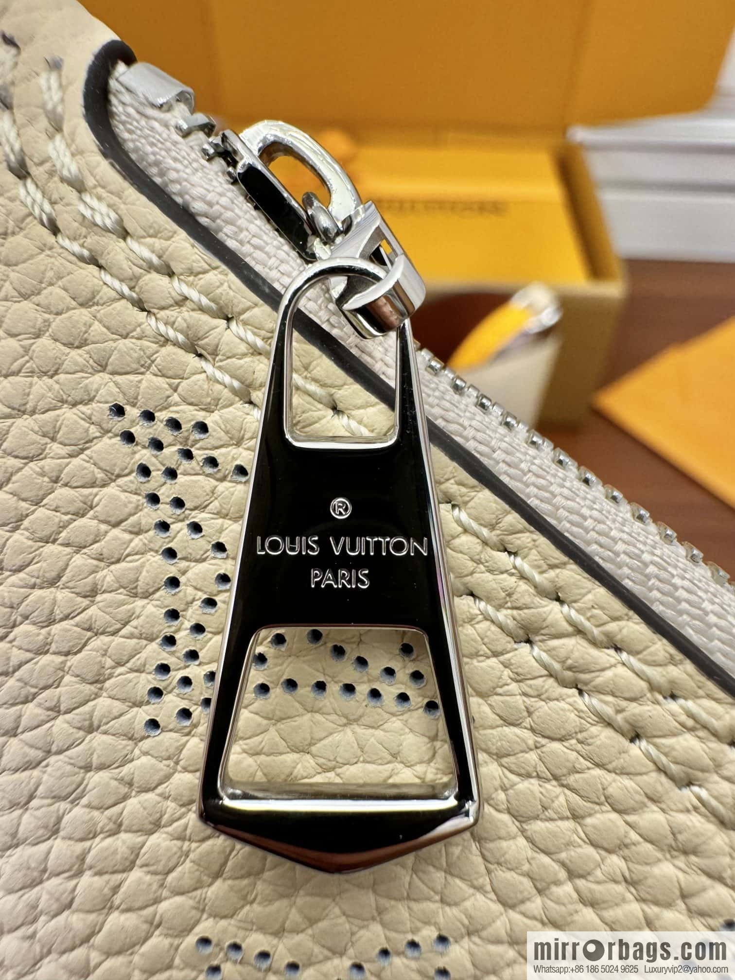 LV M21909 BLOSSOM Small handbag
