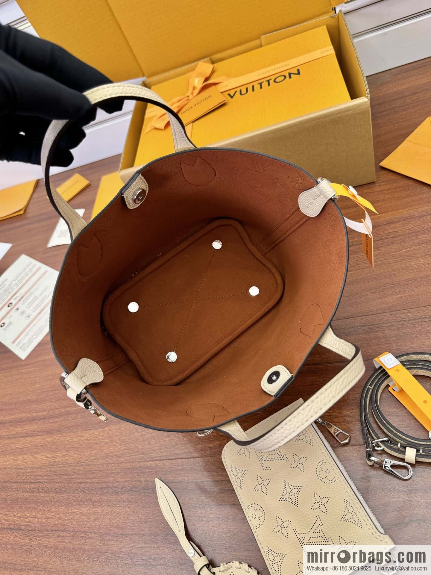 LV M21909 BLOSSOM Small handbag