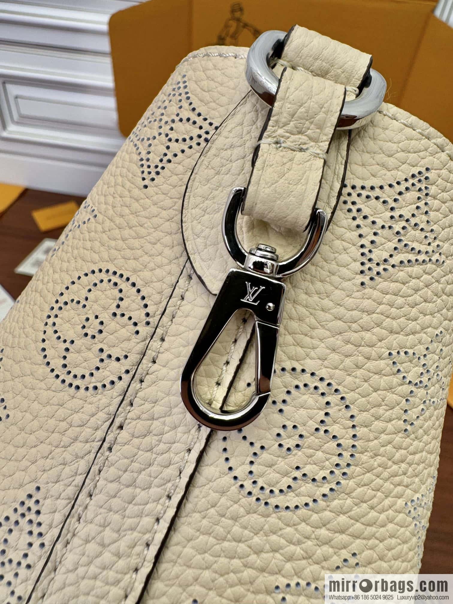 LV M21909 BLOSSOM Small handbag