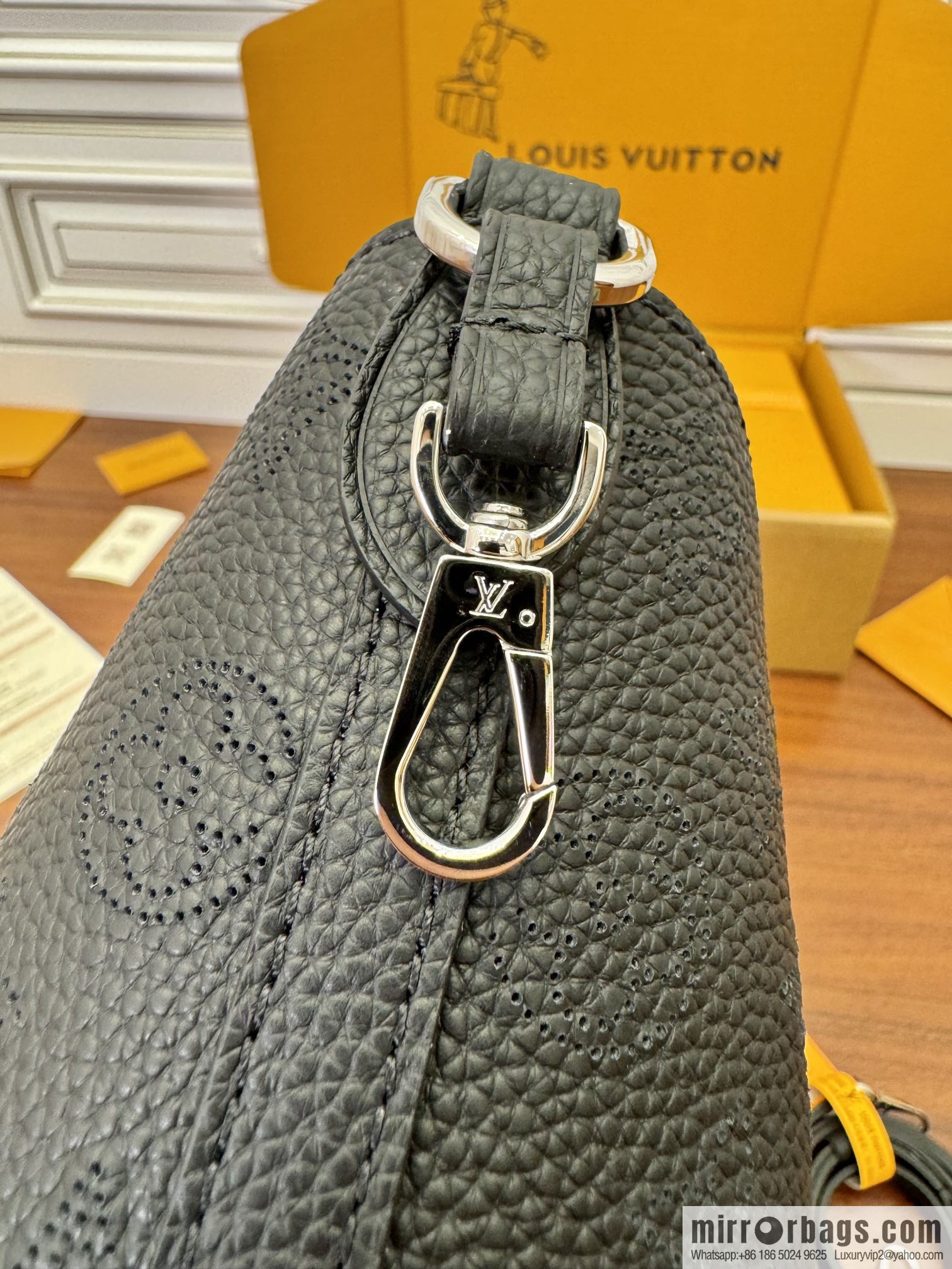 LV M21848 BLOSSOM Small handbag
