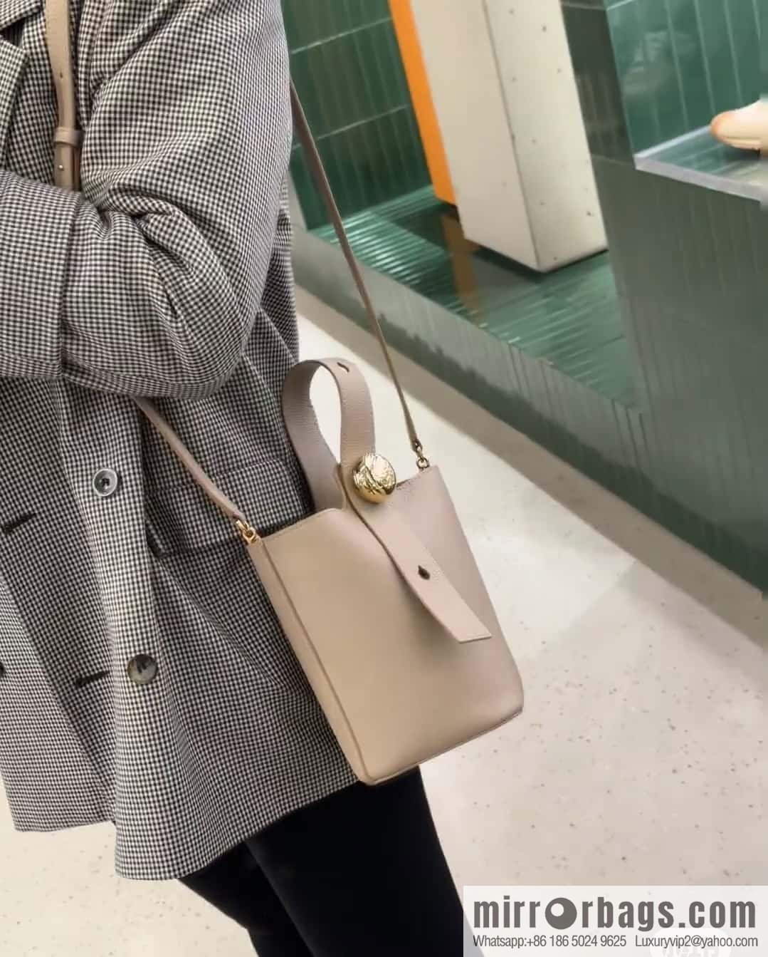 LOEWE latest 𝑷𝒆𝒃𝒃𝒍𝒆 bucket bag 0705 sand color