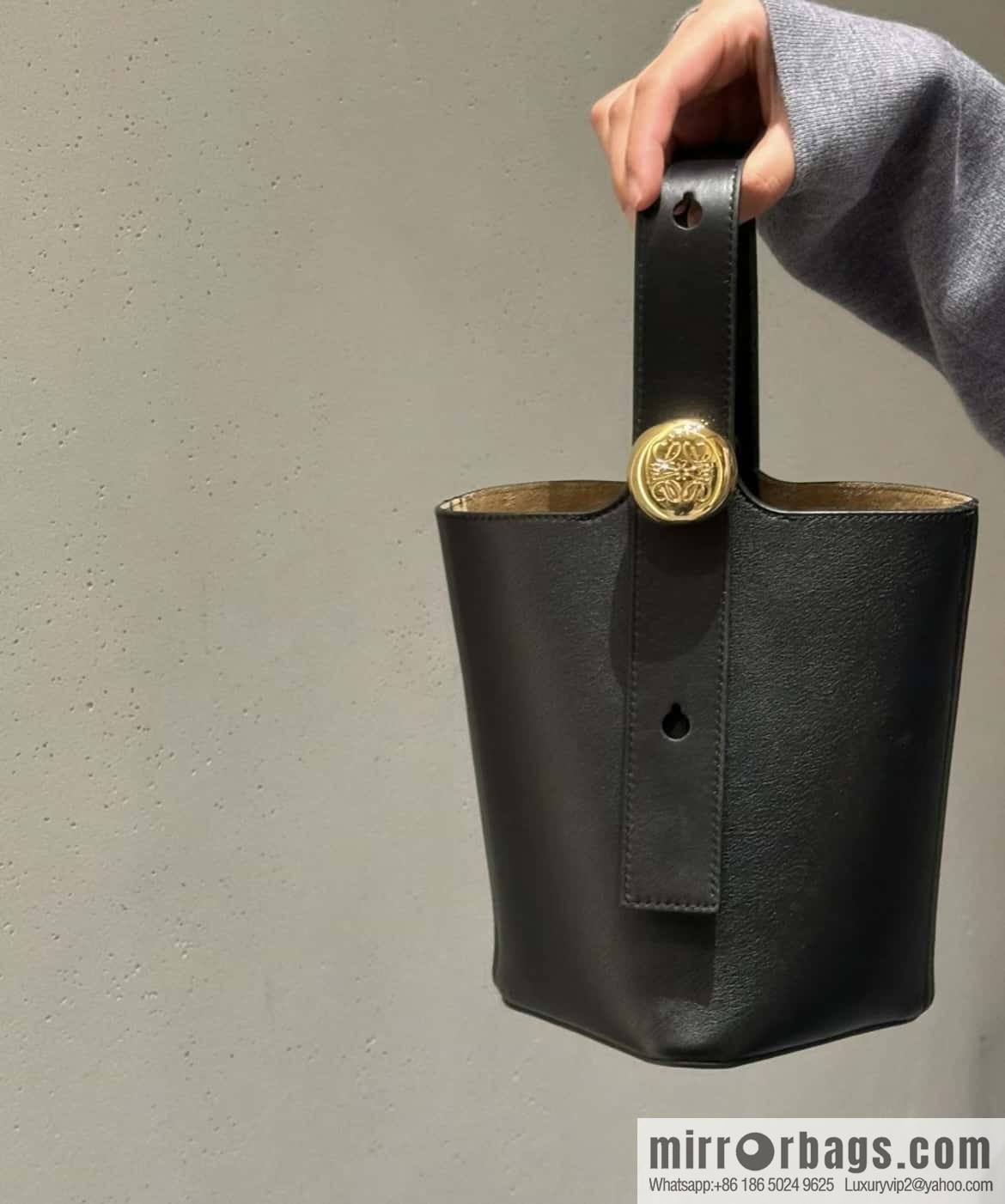 LOEWE 𝑷𝒆𝒃𝒃𝒍𝒆 bucket bag 0705 black