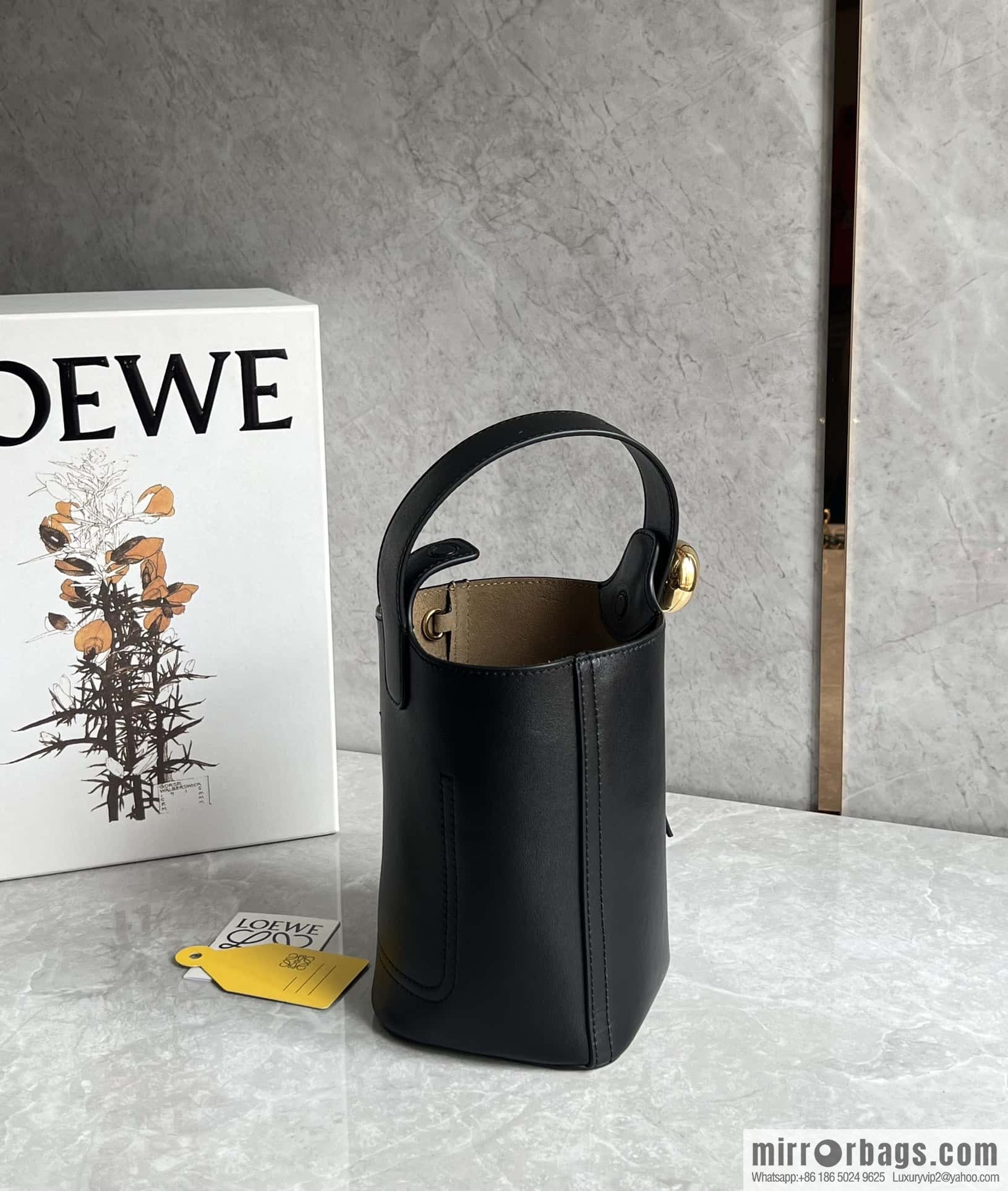 LOEWE 𝑷𝒆𝒃𝒃𝒍𝒆 bucket bag 0705 black
