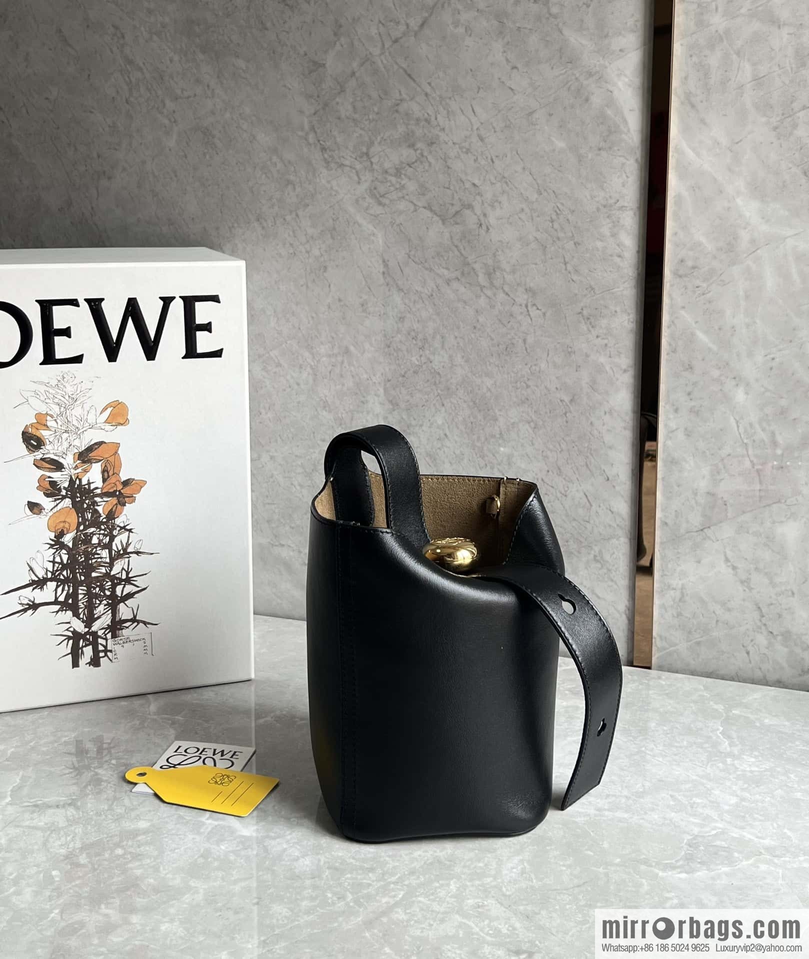 LOEWE 𝑷𝒆𝒃𝒃𝒍𝒆 bucket bag 0705 black