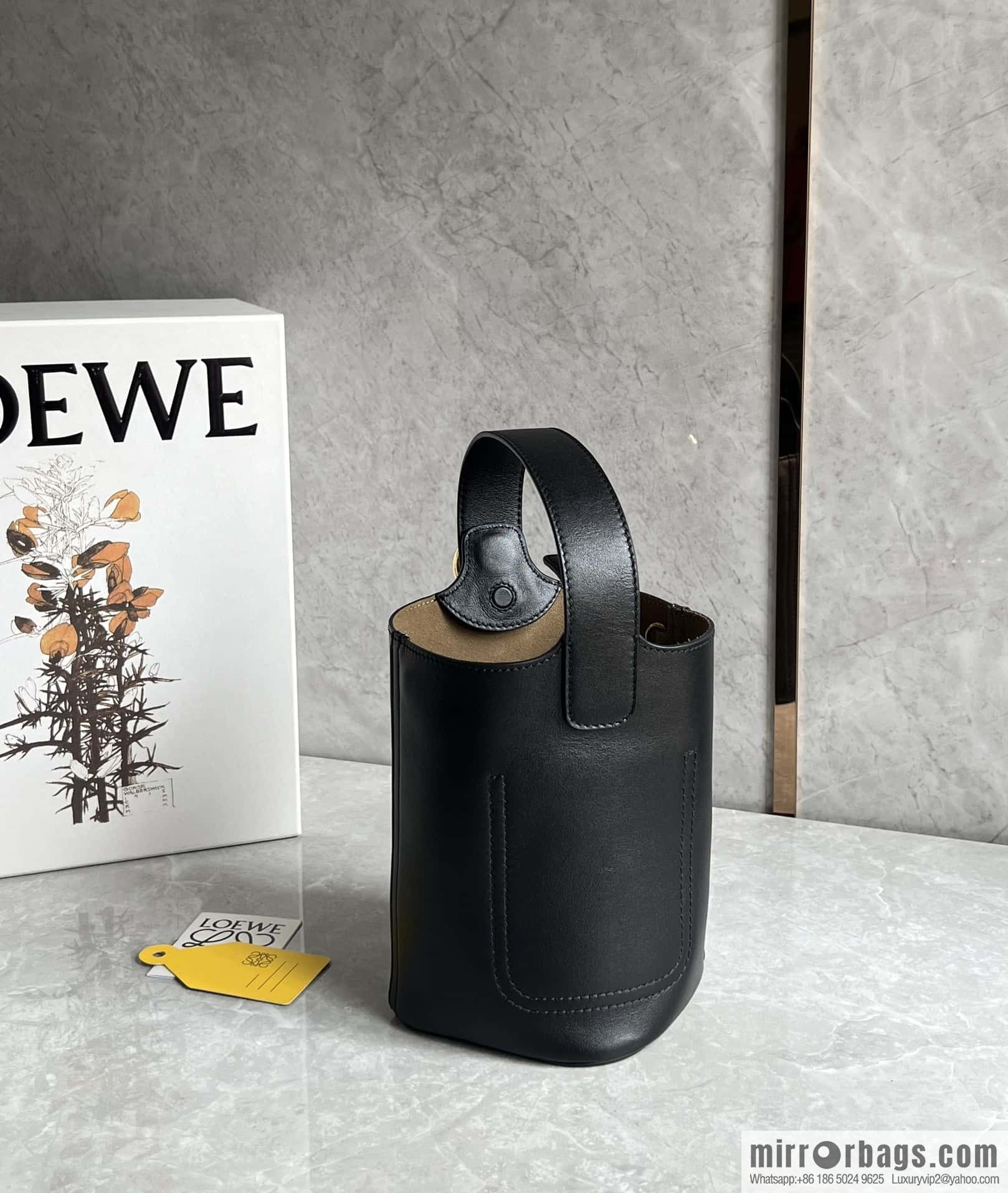 LOEWE 𝑷𝒆𝒃𝒃𝒍𝒆 bucket bag 0705 black