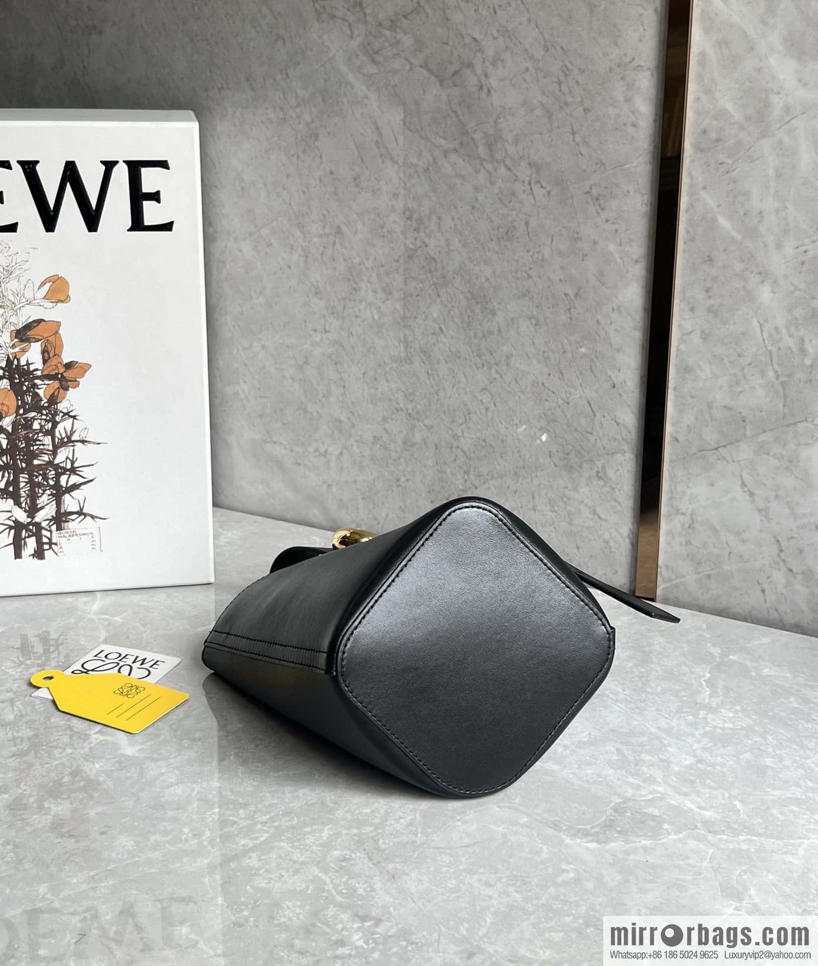LOEWE 𝑷𝒆𝒃𝒃𝒍𝒆 bucket bag 0705 black