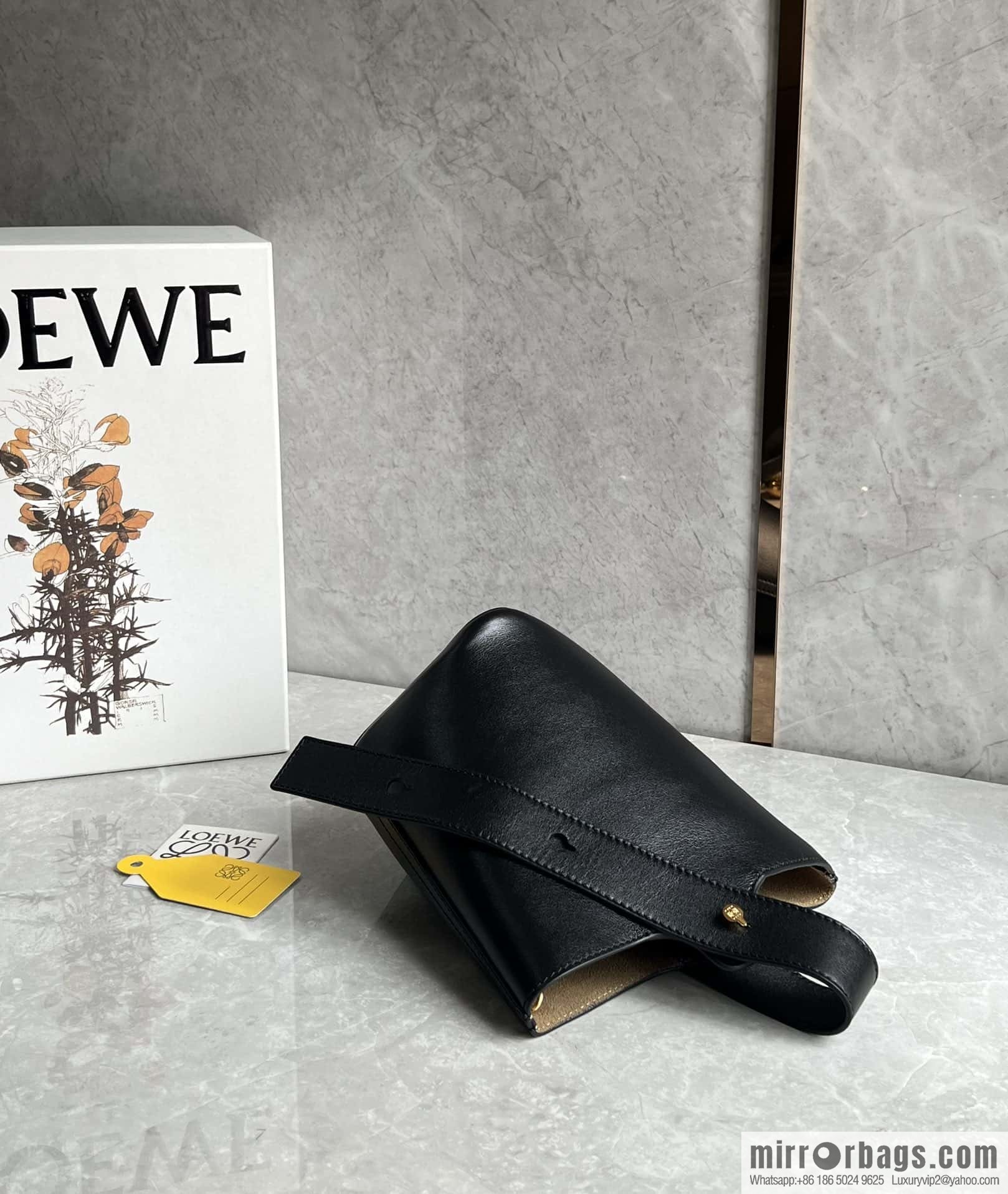LOEWE 𝑷𝒆𝒃𝒃𝒍𝒆 bucket bag 0705 black