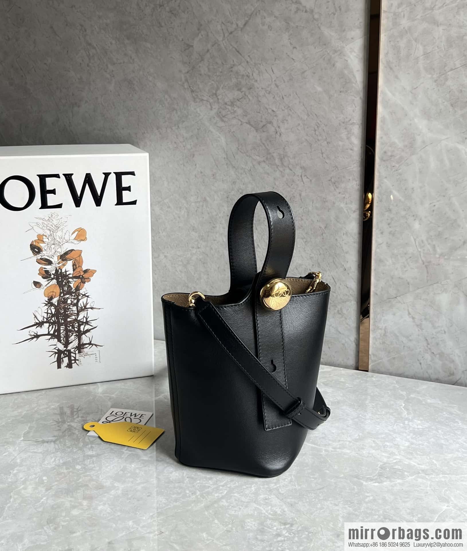 LOEWE 𝑷𝒆𝒃𝒃𝒍𝒆 bucket bag 0705 black