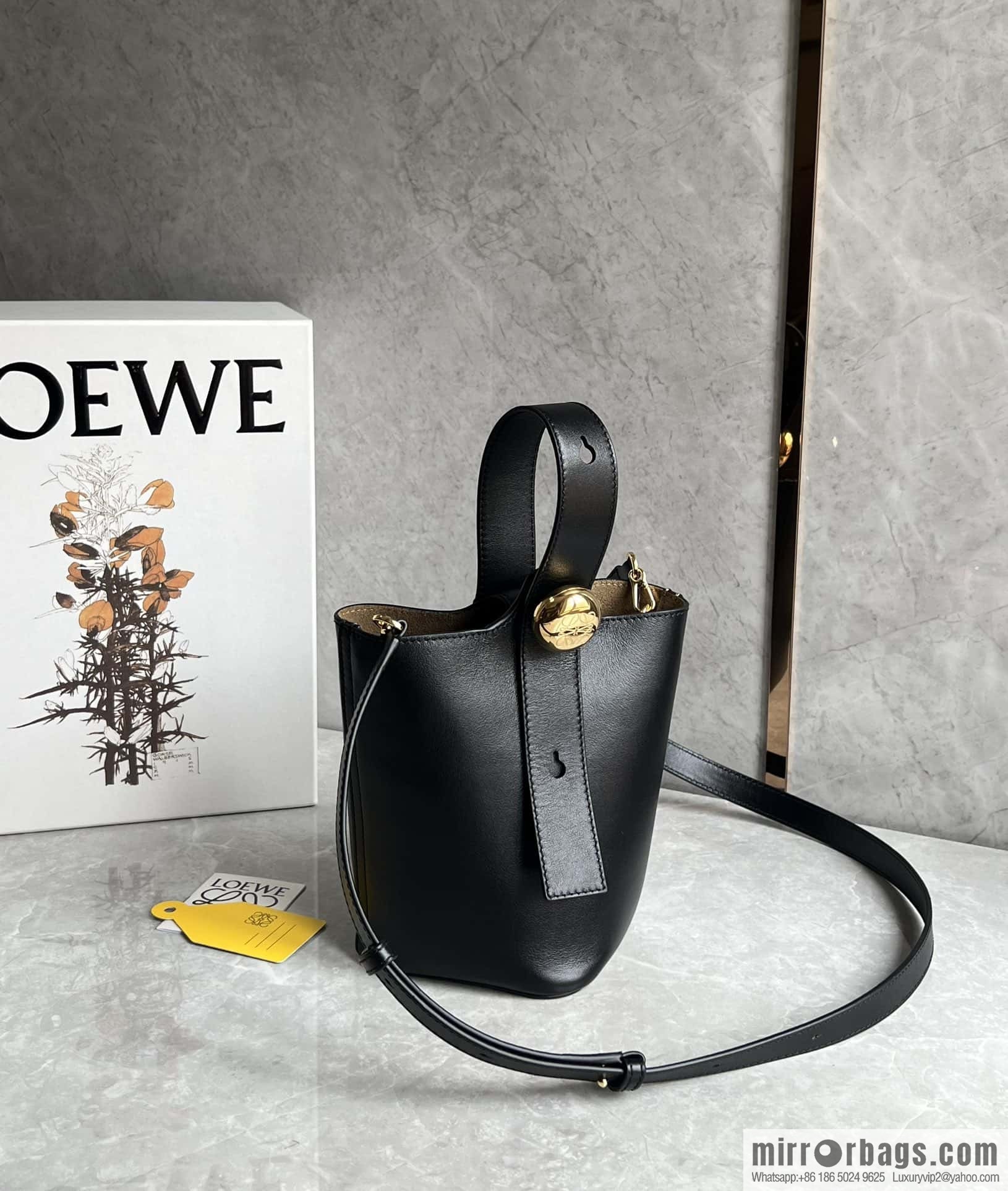 LOEWE 𝑷𝒆𝒃𝒃𝒍𝒆 bucket bag 0705 black