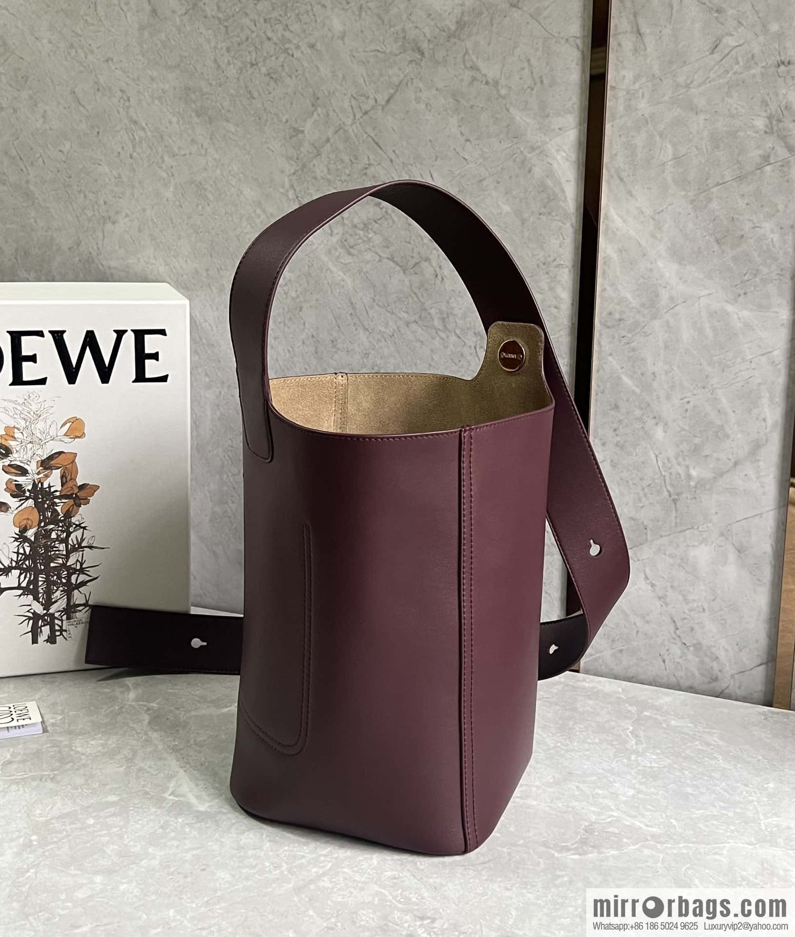 LOEWE Latest 𝑷𝒆𝒃𝒃𝒍𝒆 bucket bag 0703