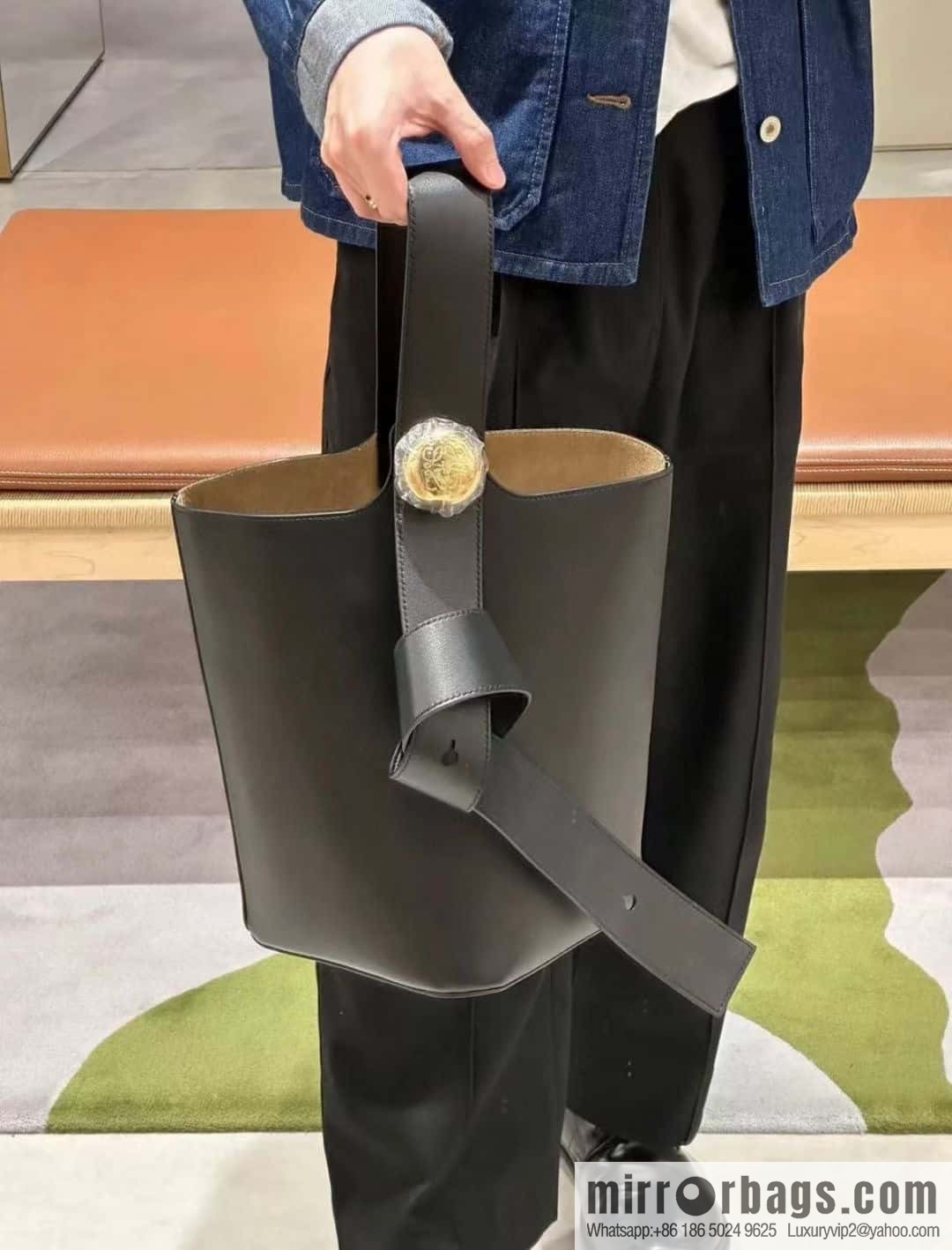 LOEWE 𝑷𝒆𝒃𝒃𝒍𝒆 bucket bag 0703 black