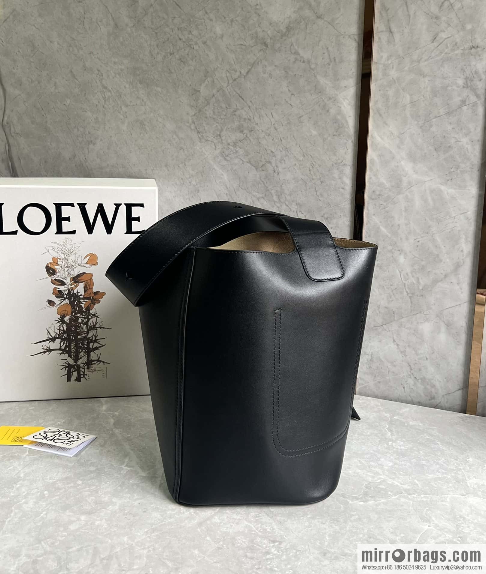 LOEWE 𝑷𝒆𝒃𝒃𝒍𝒆 bucket bag 0703 black