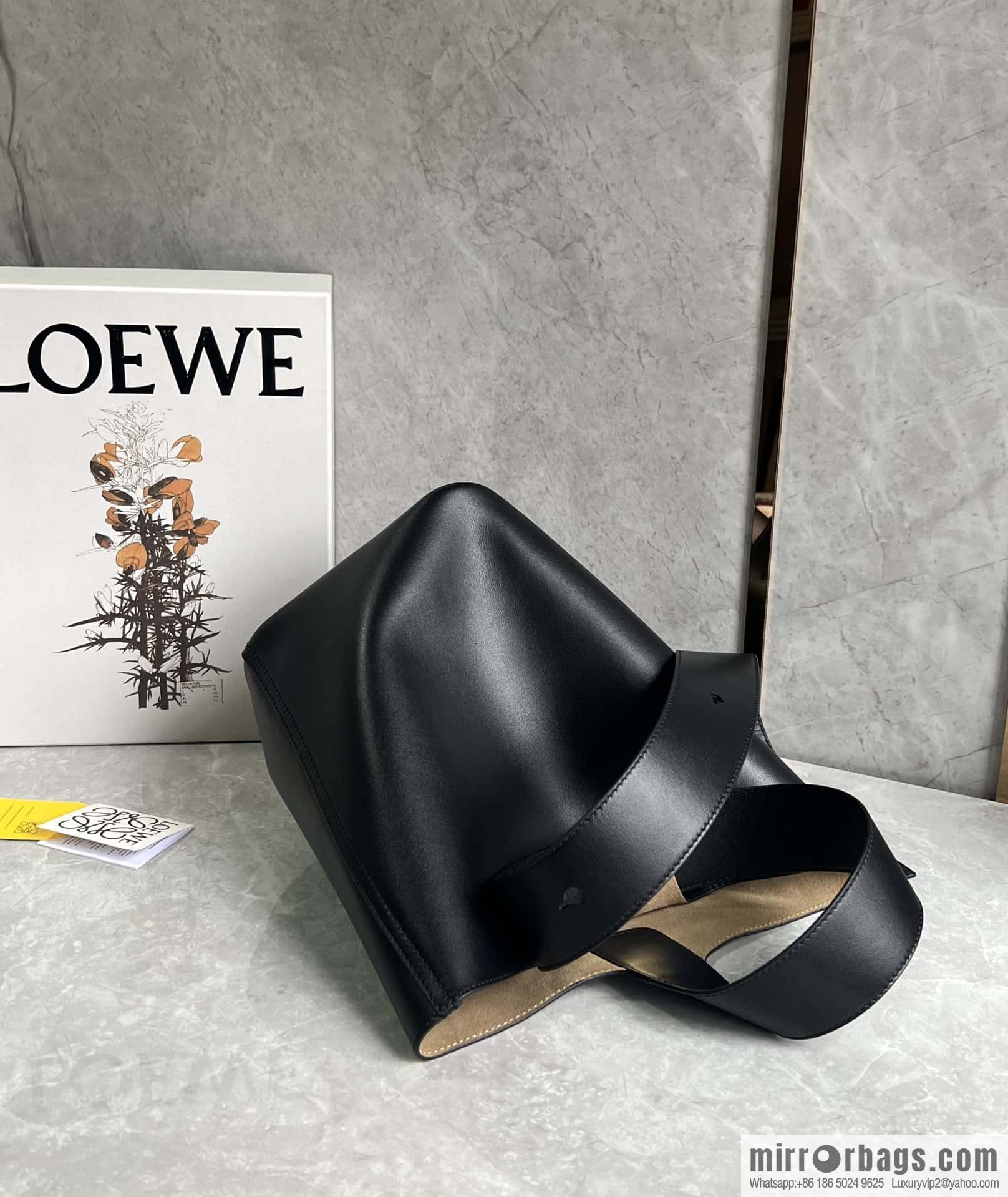 LOEWE 𝑷𝒆𝒃𝒃𝒍𝒆 bucket bag 0703 black