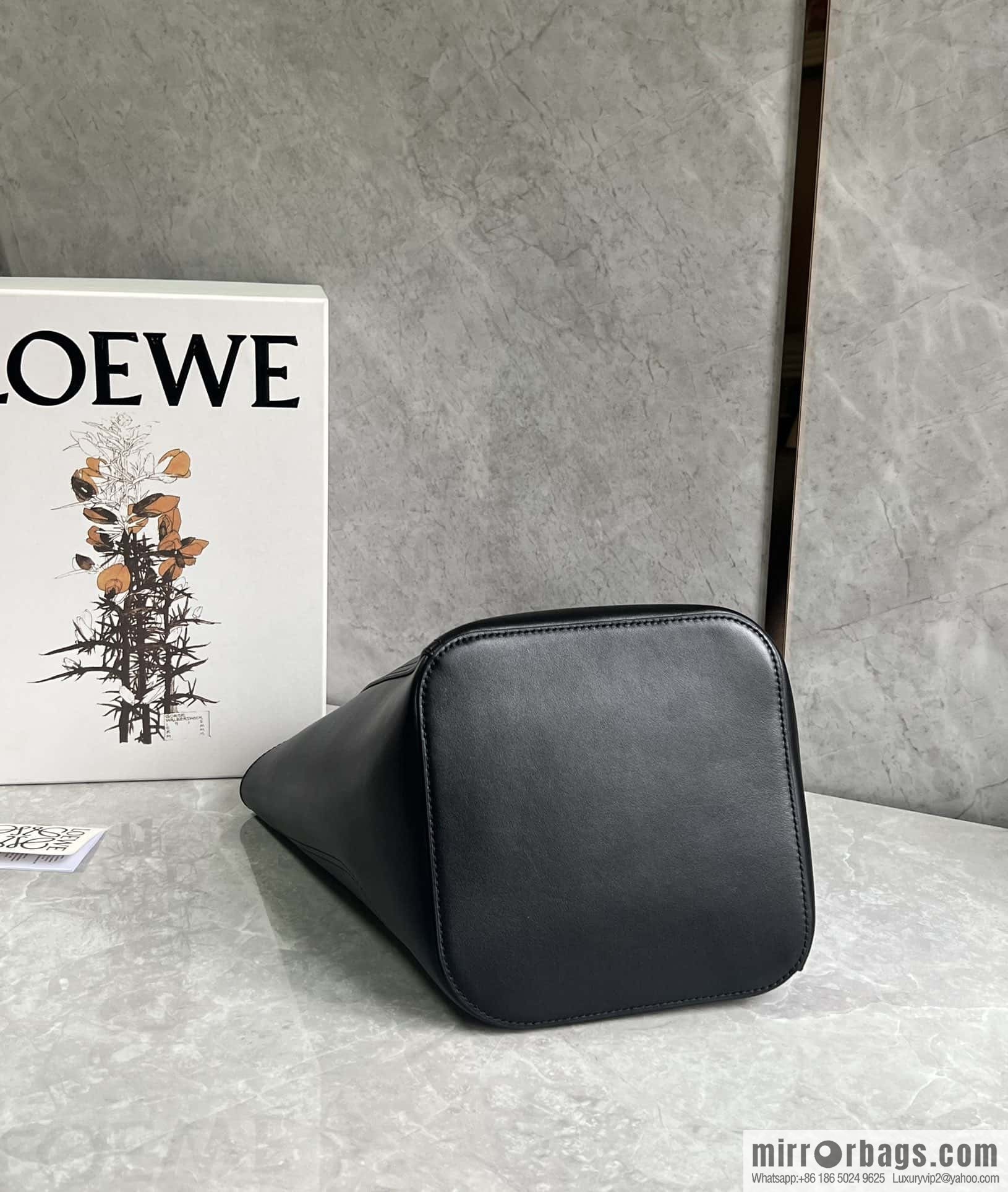 LOEWE 𝑷𝒆𝒃𝒃𝒍𝒆 bucket bag 0703 black