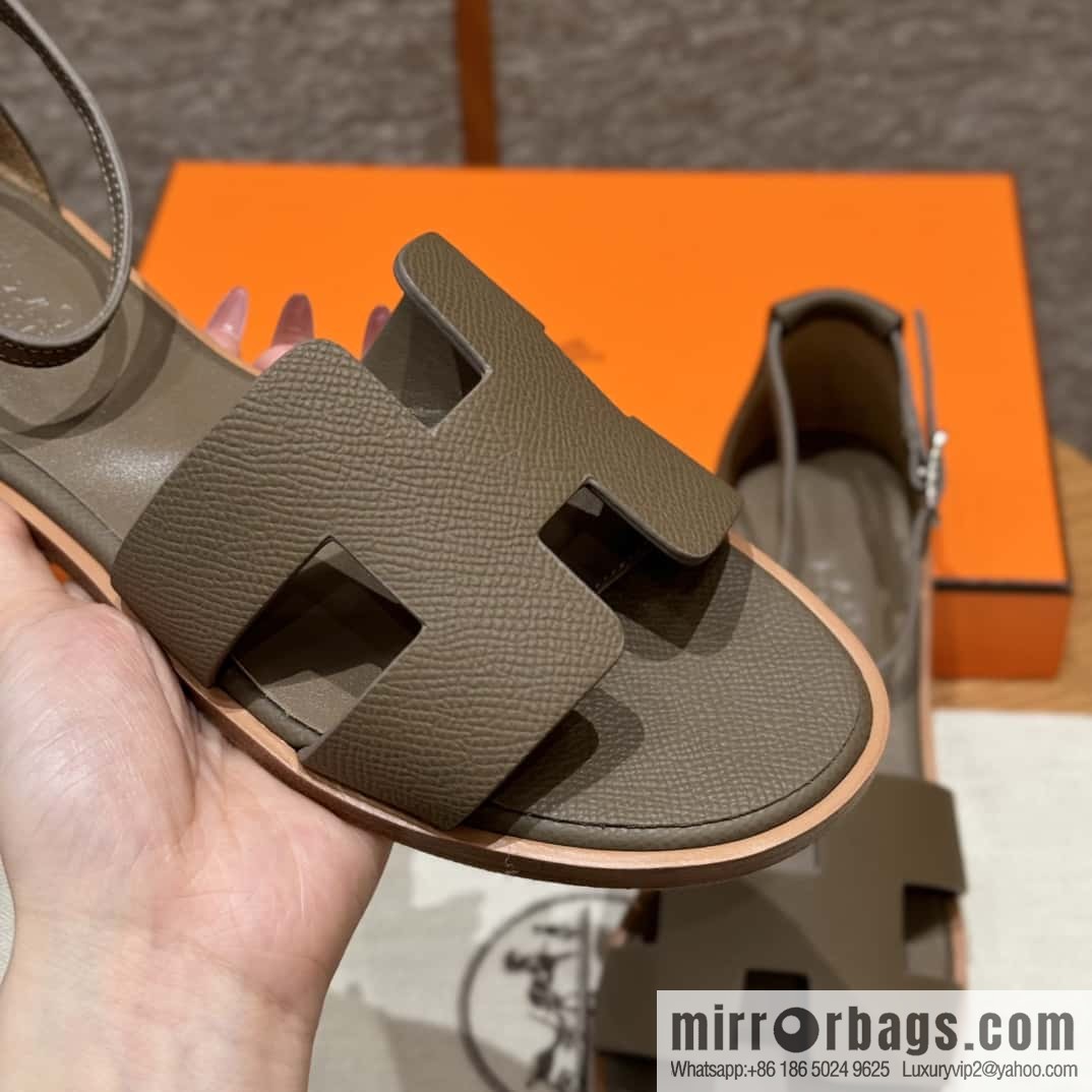 Hermès H's must-wear sandals in spring and summer