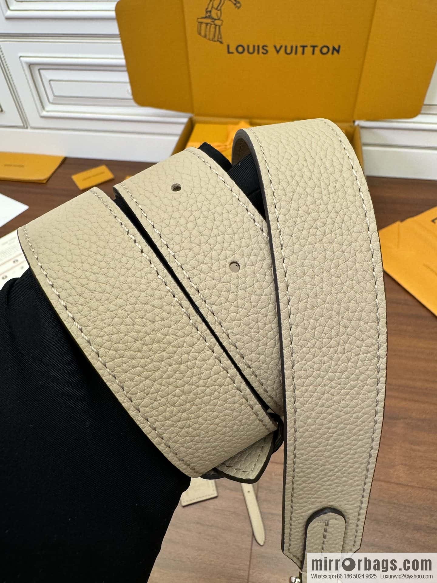 LV M24114 HAND IT ALL Small handbag