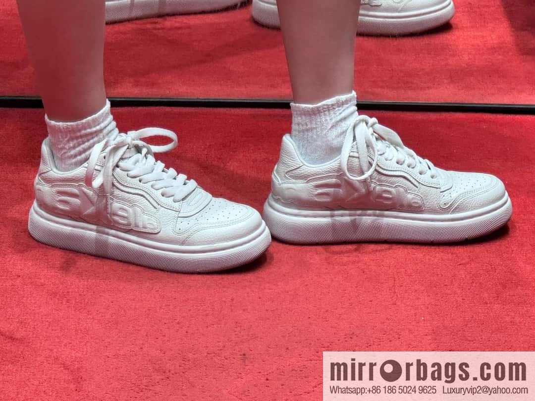 𝐀𝐥𝐞𝐱𝐚𝐧𝐝𝐞𝐫 𝐖𝐚𝐧𝐠 || King embossed thick-soled casual white shoes