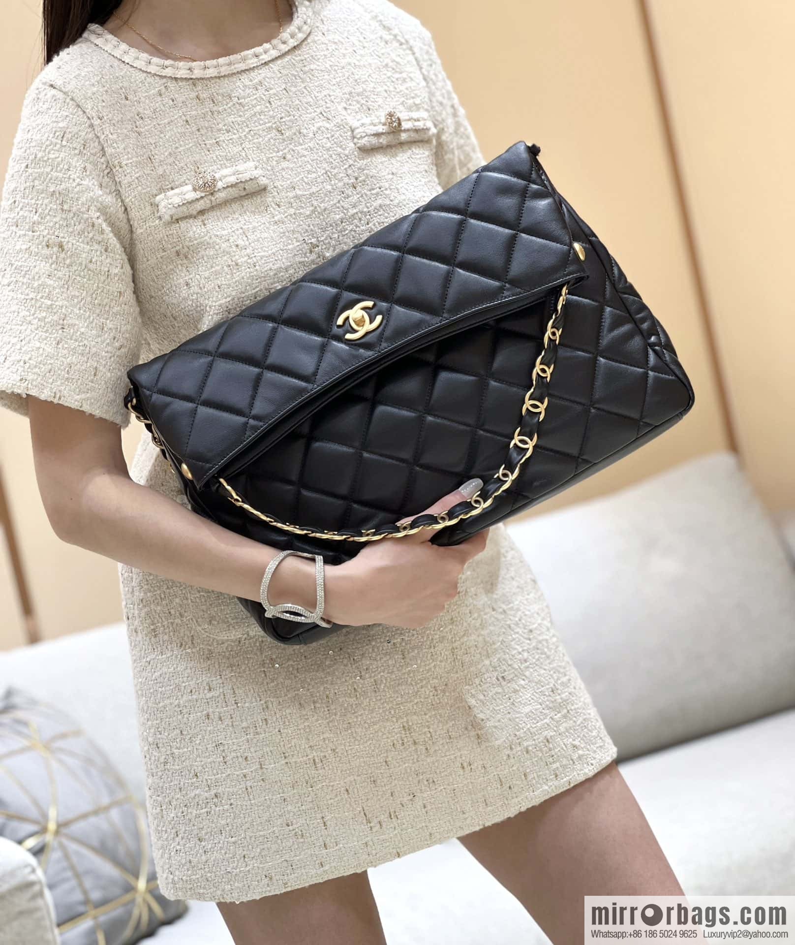 CHANEL 24p maxi hobo black AS4777