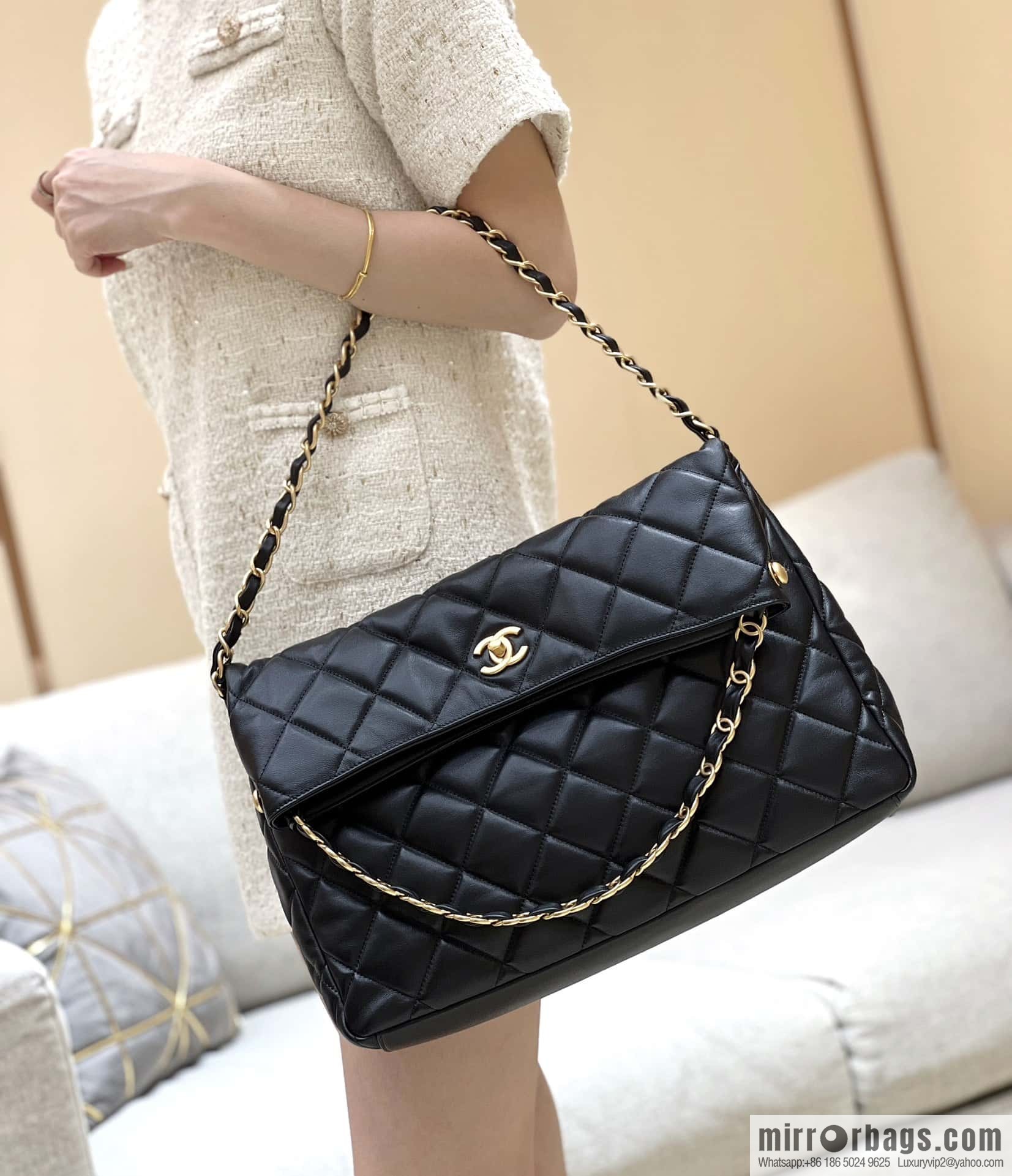 CHANEL 24p maxi hobo black AS4777