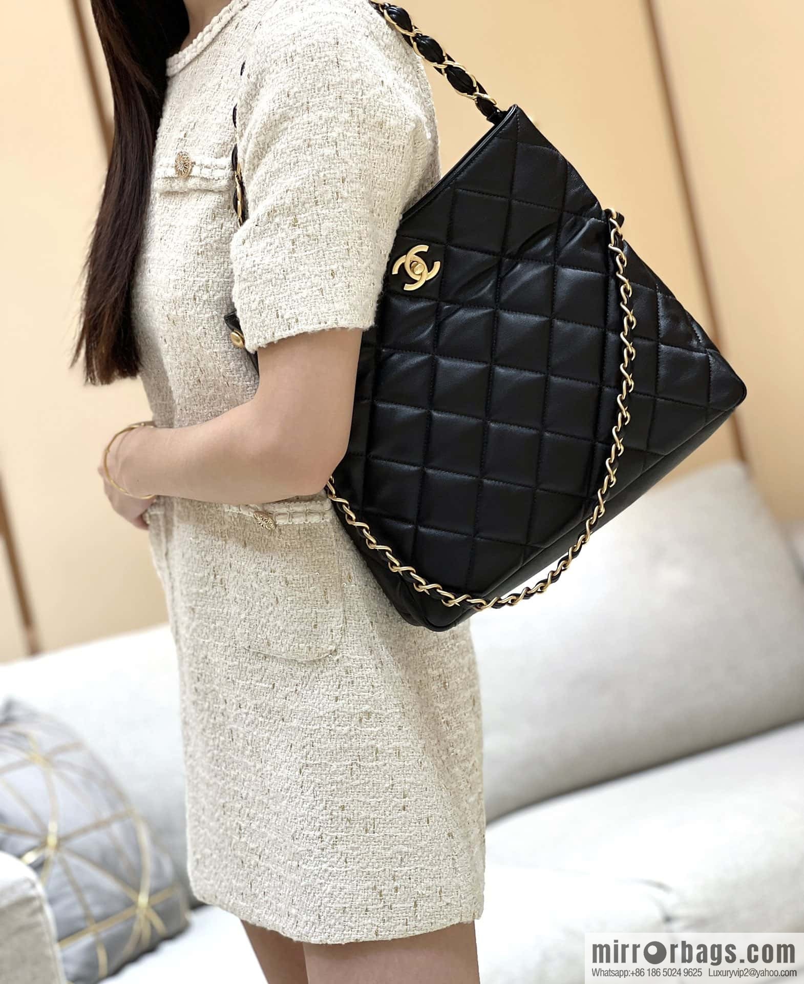 CHANEL 24p maxi hobo black AS4754