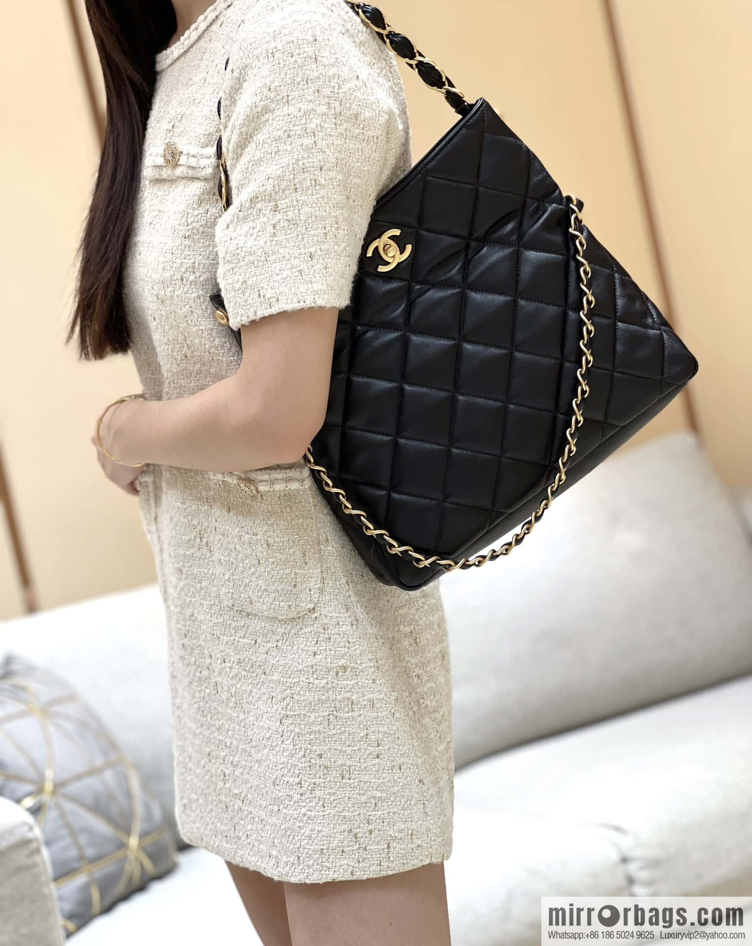 CHANEL 24p maxi hobo black AS4754