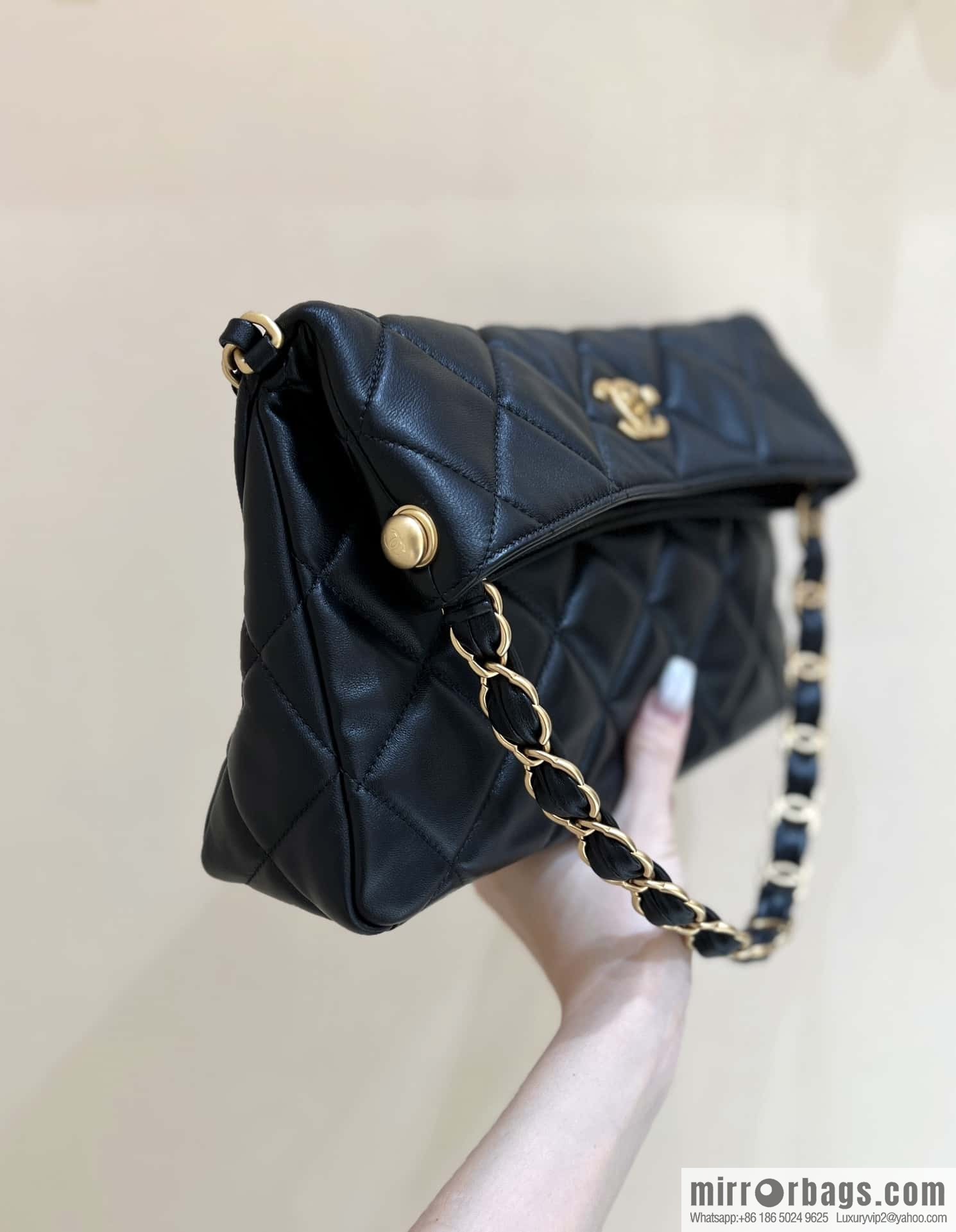 CHANEL 24p maxi hobo black AS4754