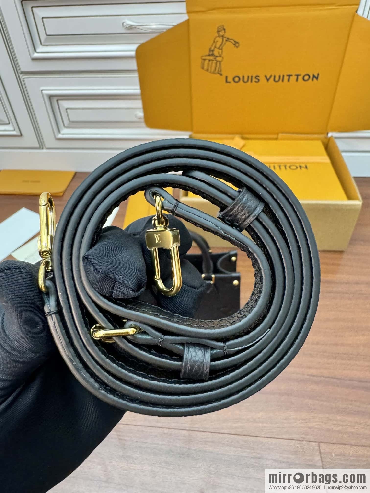 LV M46993 ONTHEGO BB handbag