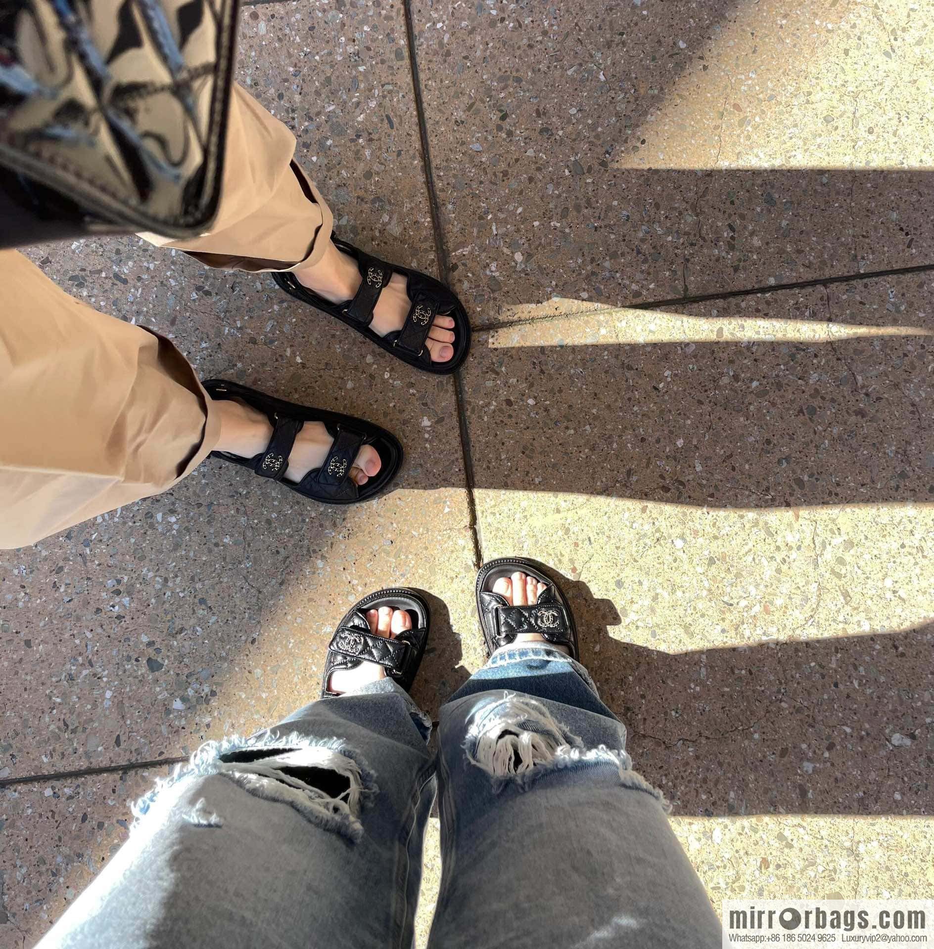 CHANEL Xiaoxiang new version, double leather buckle, high-gloss sheepskin, Velcro beach shoes