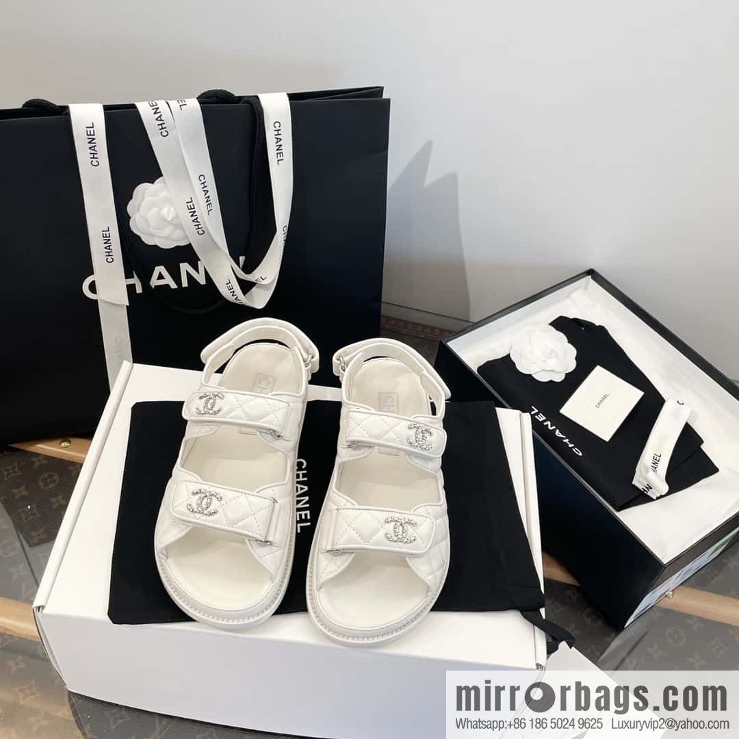 CHANEL Xiaoxiang new version, double leather buckle, high-gloss sheepskin, Velcro beach shoes