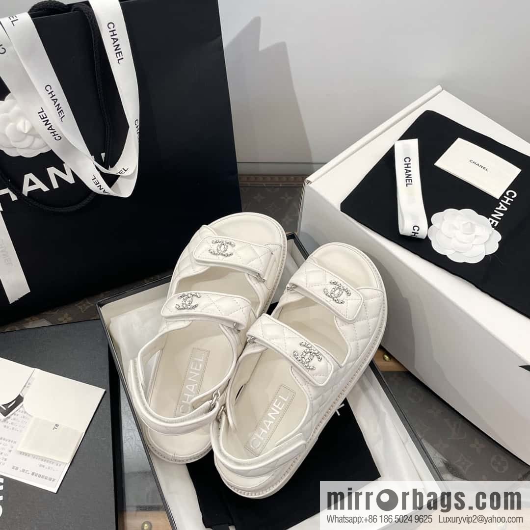 CHANEL Xiaoxiang new version, double leather buckle, high-gloss sheepskin, Velcro beach shoes
