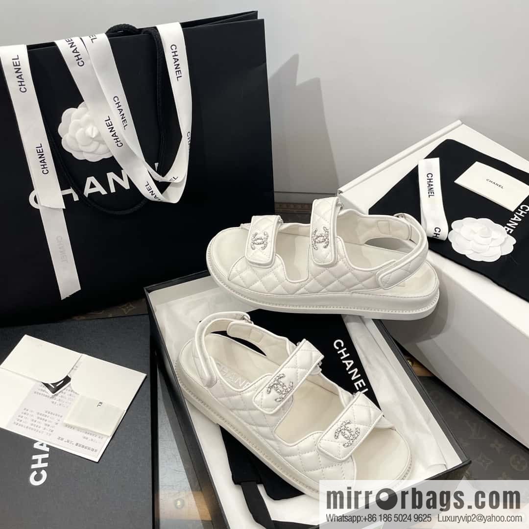CHANEL Xiaoxiang new version, double leather buckle, high-gloss sheepskin, Velcro beach shoes