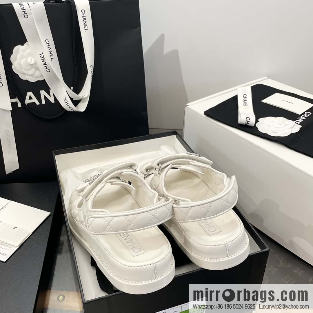 CHANEL Xiaoxiang new version, double leather buckle, high-gloss sheepskin, Velcro beach shoes