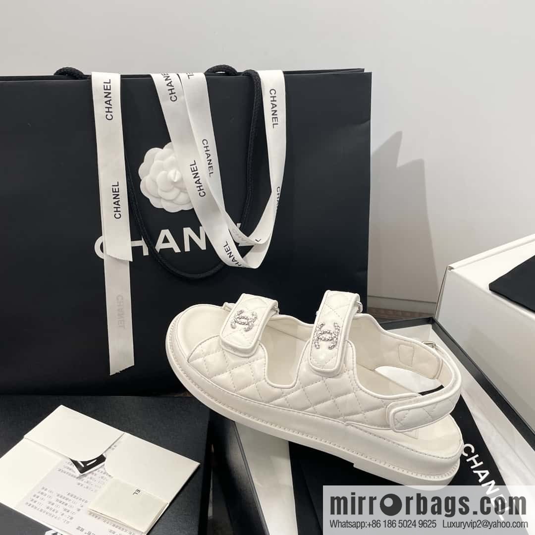CHANEL Xiaoxiang new version, double leather buckle, high-gloss sheepskin, Velcro beach shoes