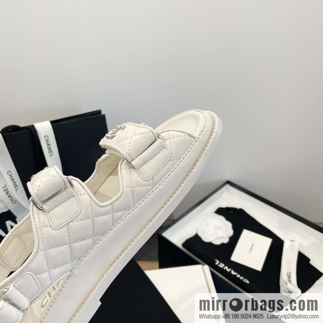 CHANEL Xiaoxiang new version, double leather buckle, high-gloss sheepskin, Velcro beach shoes