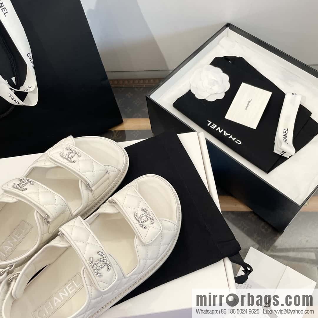 CHANEL Xiaoxiang new version, double leather buckle, high-gloss sheepskin, Velcro beach shoes