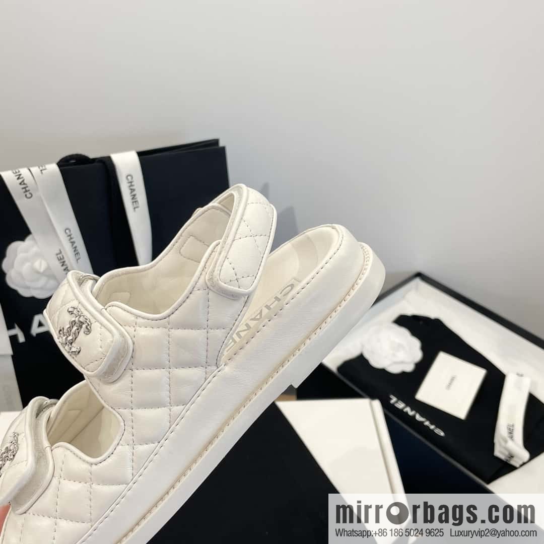 CHANEL Xiaoxiang new version, double leather buckle, high-gloss sheepskin, Velcro beach shoes