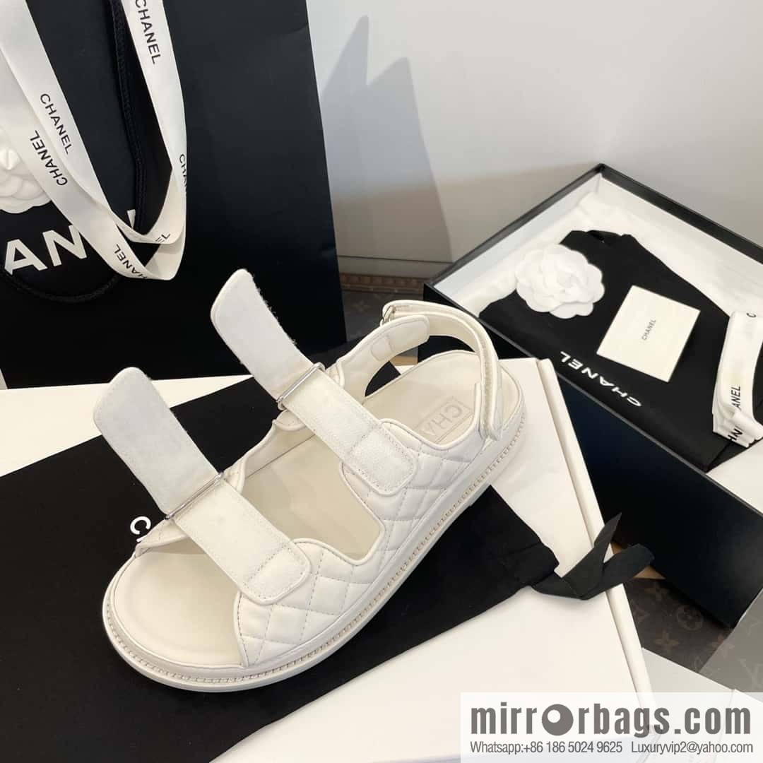 CHANEL Xiaoxiang new version, double leather buckle, high-gloss sheepskin, Velcro beach shoes