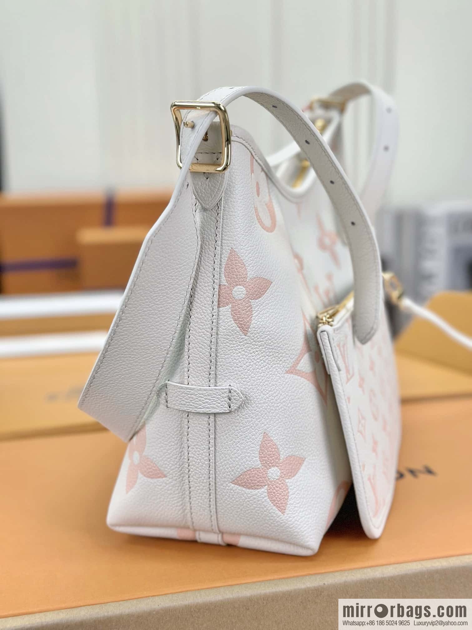 LV M24141 CARRYALL Small handbag