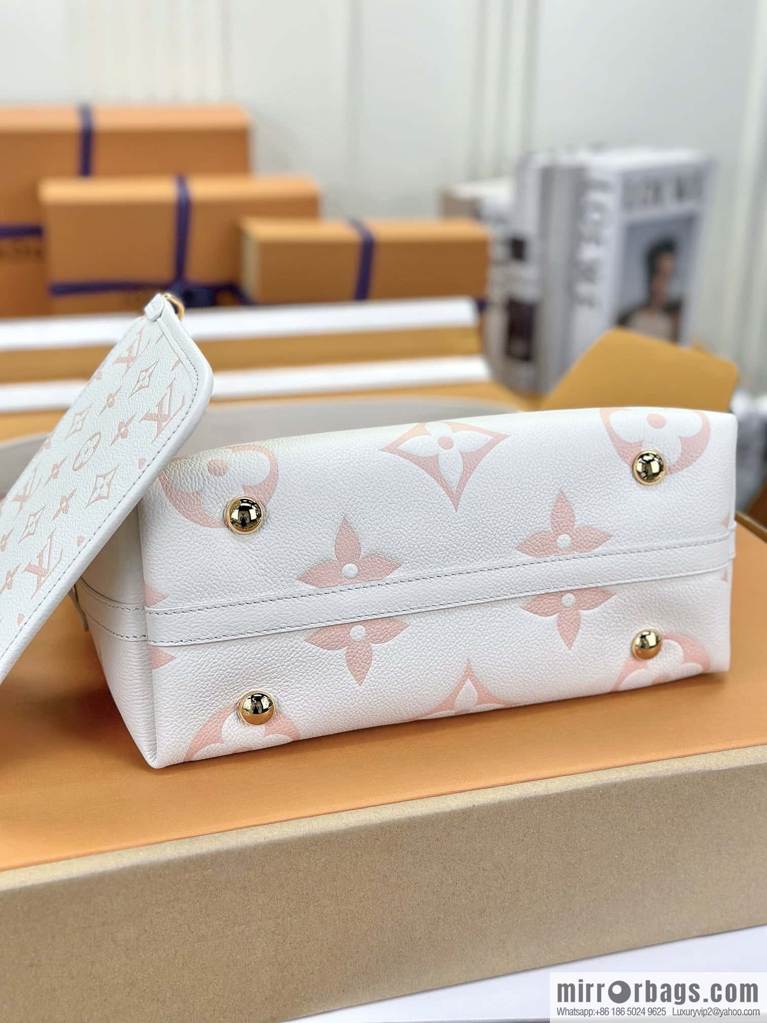 LV M24141 CARRYALL Small handbag