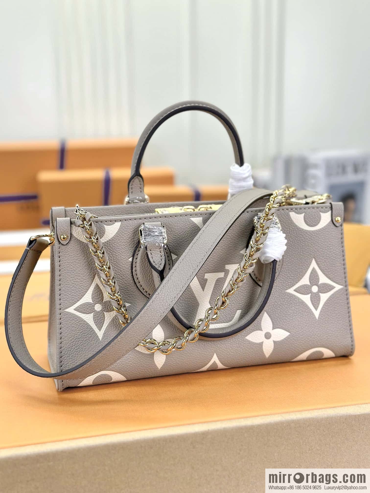 LV M23641 ONTHEGO EAST WEST BAG
