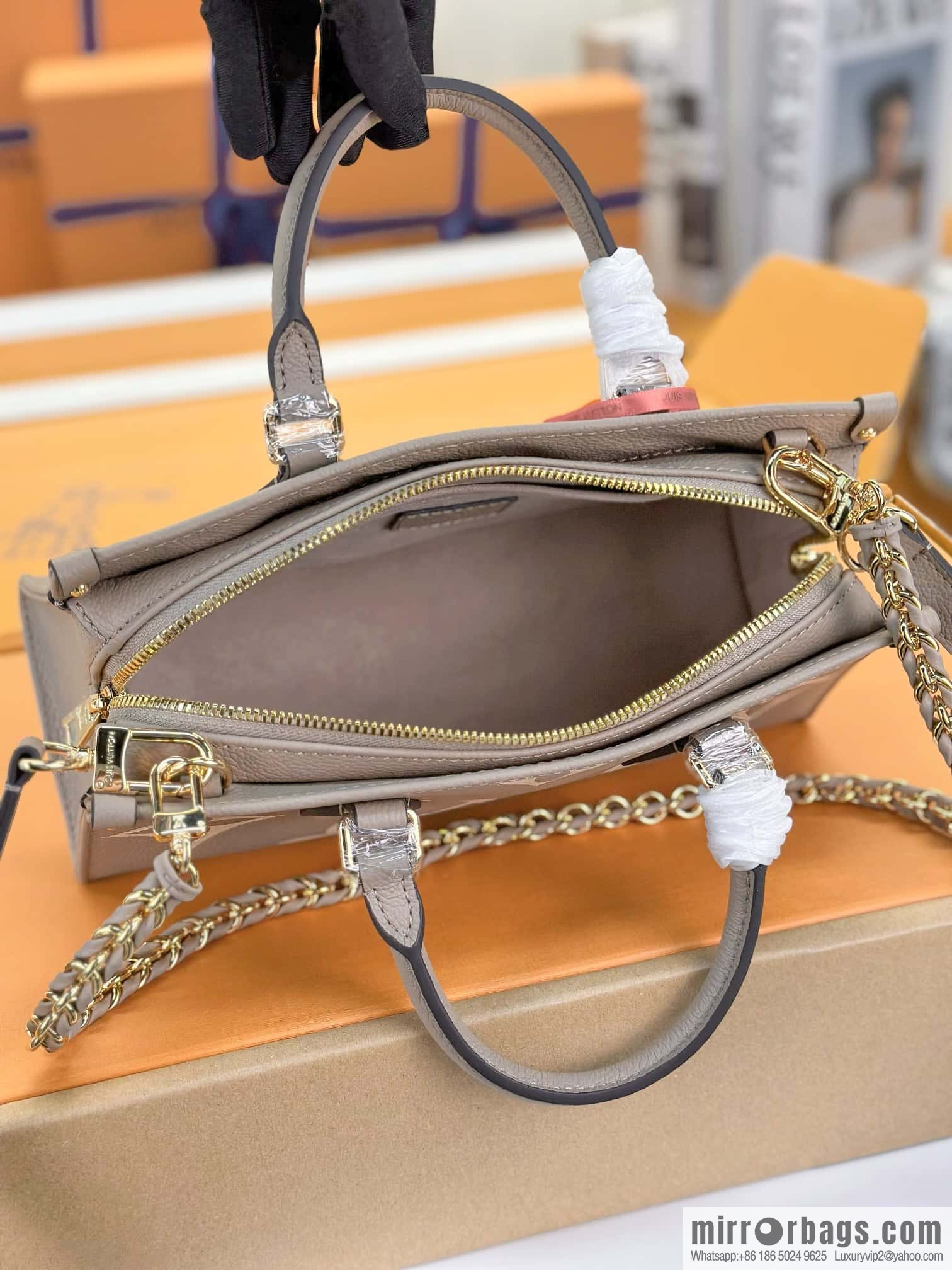 LV M23641 ONTHEGO EAST WEST BAG