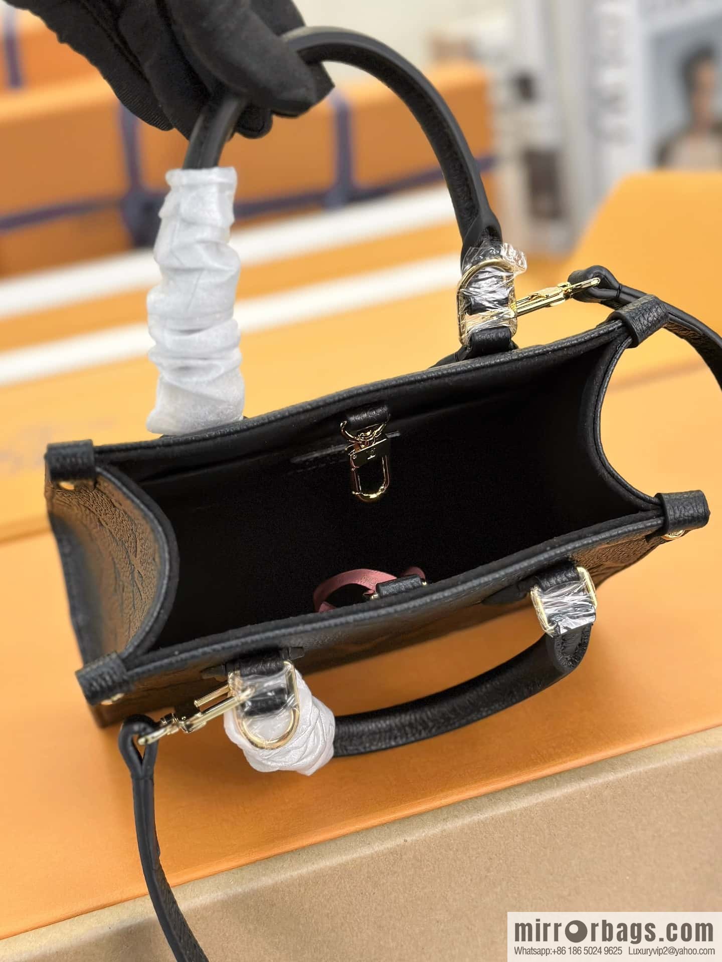 LV M46993 ONTHEGO BB handbag